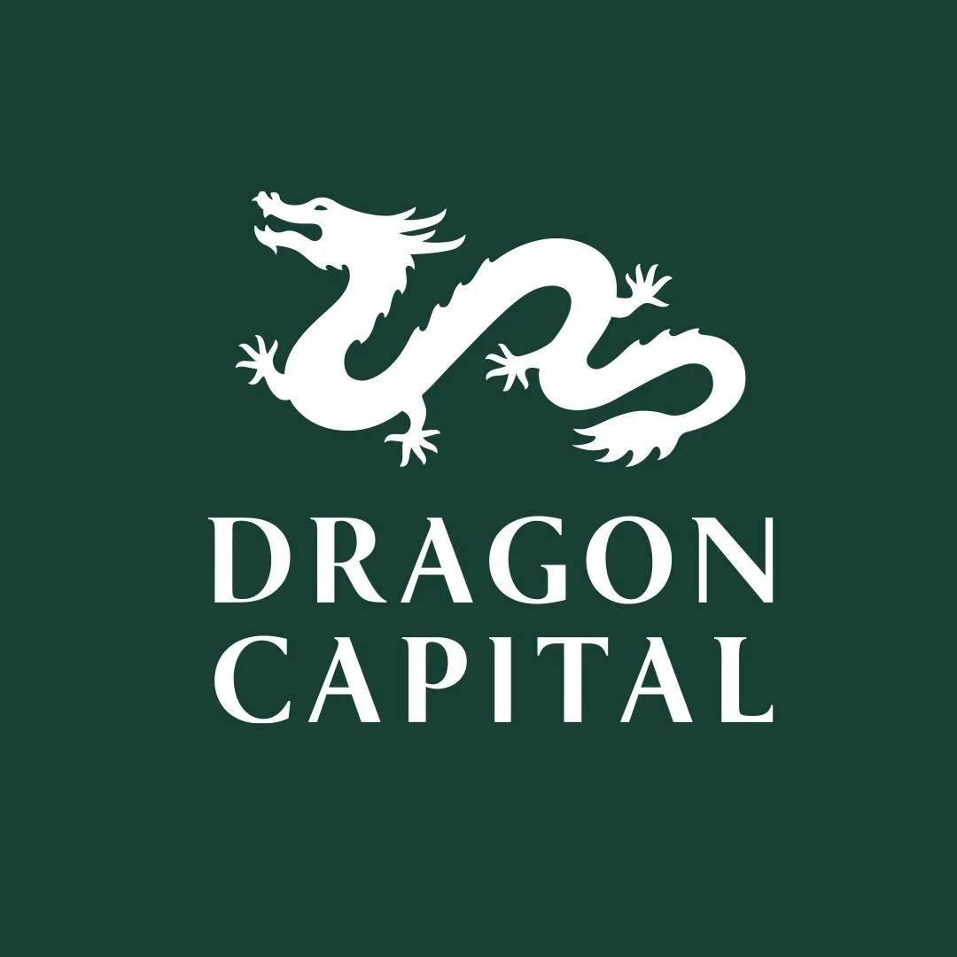 Nền màu xanh lá cây với hình minh họa một con rồng trắng phía trên dòng chữ 'Dragon Capital'.