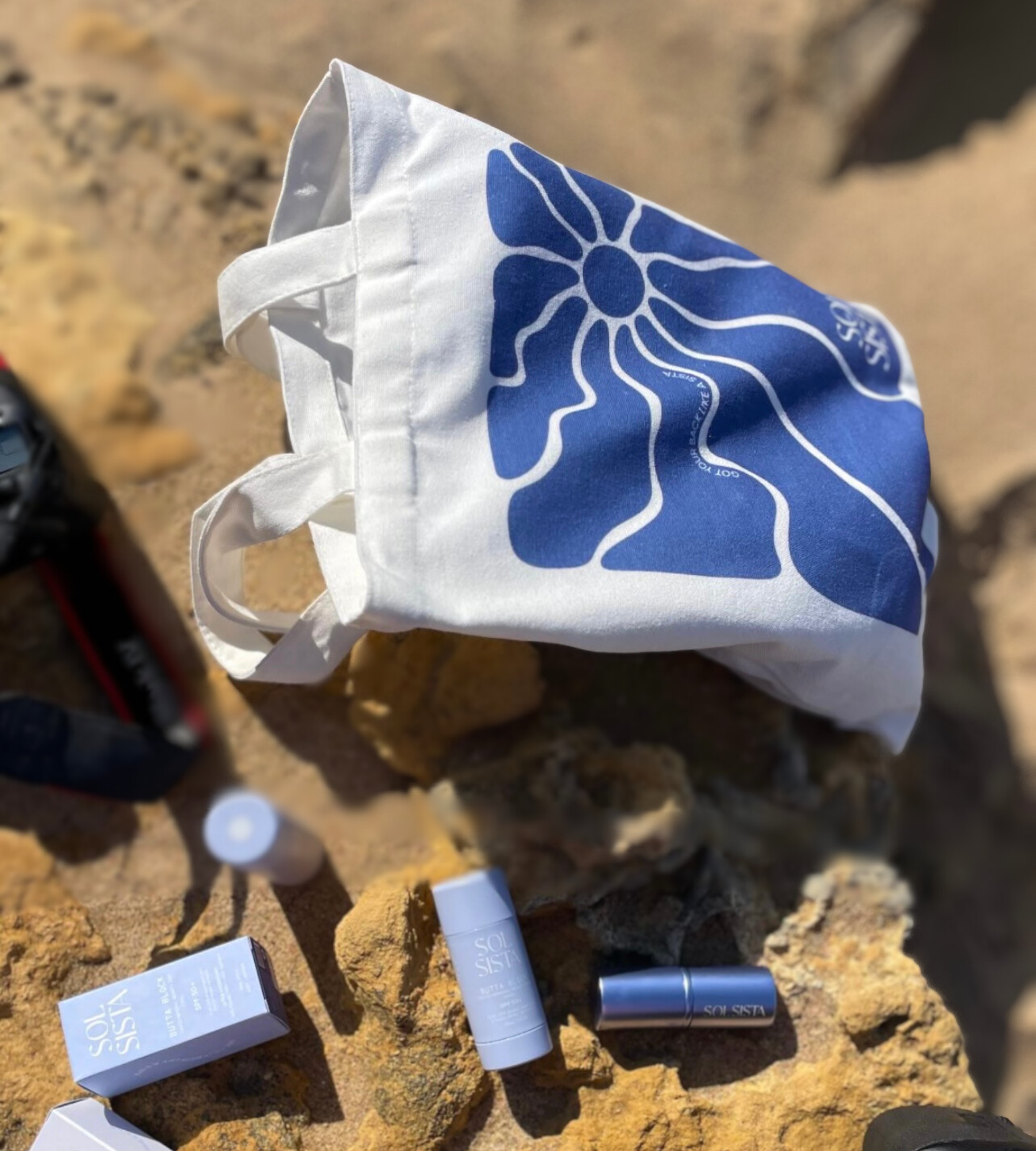 Prodotti di bellezza solista e flaconi di crema su una superficie rocciosa