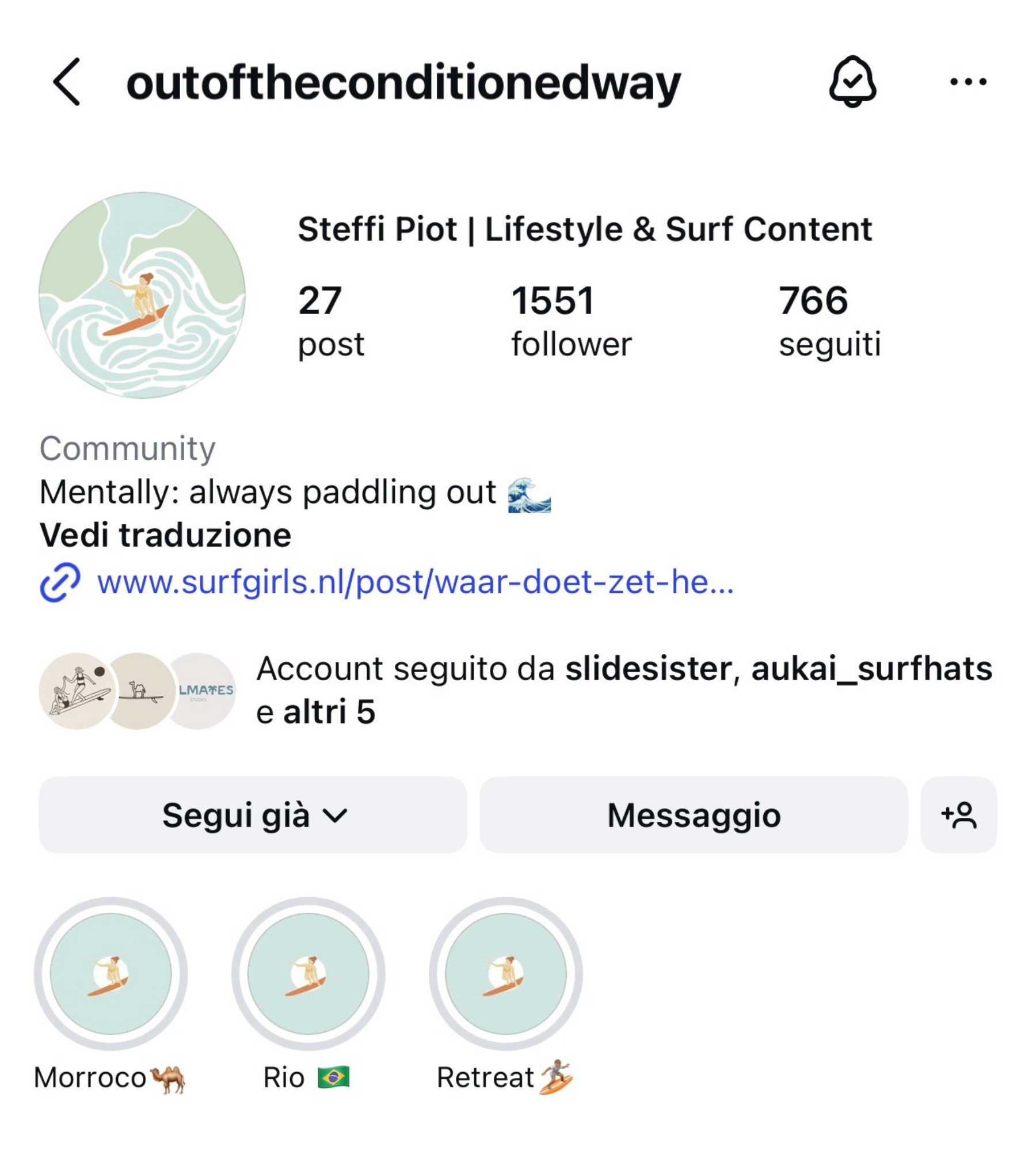 Screenshot di un profilo social di una persona chiamata Steffi Piot, con interessi per lo stile di vita e il surf, mostra l'account, alcuni post, follower, e account seguiti, con icone di surf e recensioni di luoghi. In basso, tre immagini di persone che surfant, con riferimenti a Marocco, Rio e un ritiro di surf.
