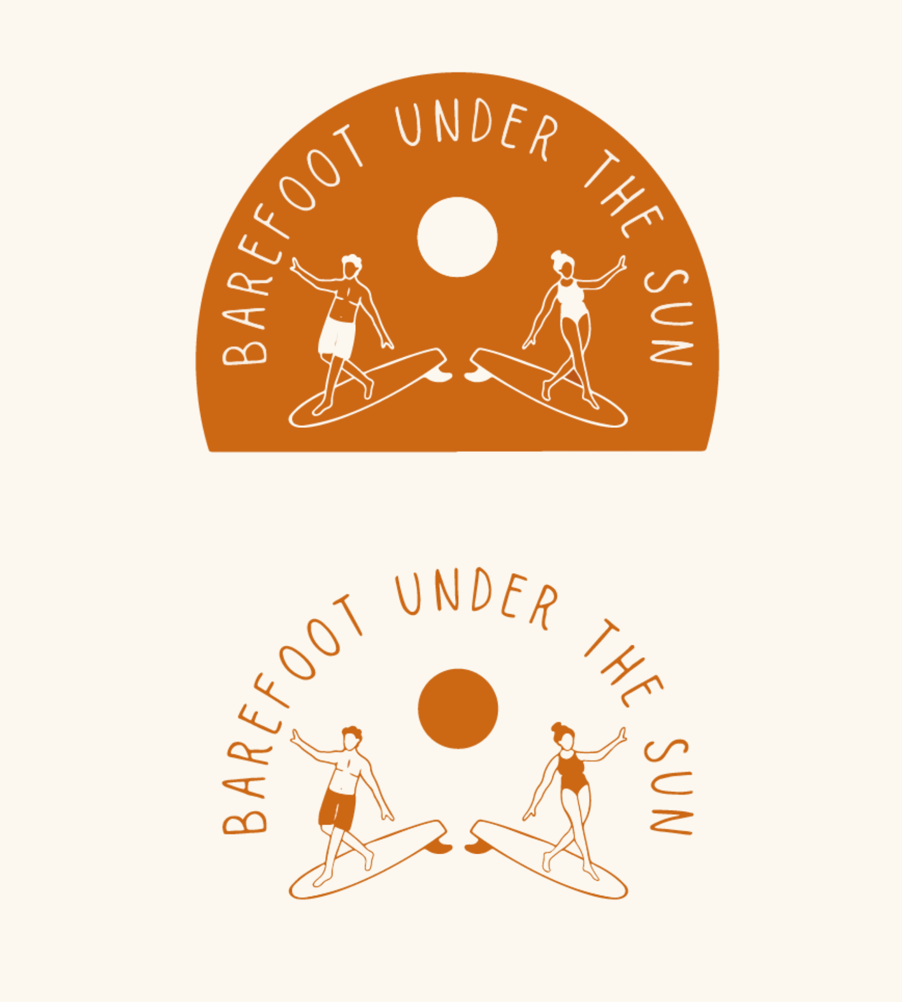 Un logo circolare con una superficie marrone e il testo 'BEAR FOOT UNDER THE SUN' intorno. Al centro ci sono due figure stilizzate di persone che praticano surf, una donna e un uomo, su onde stilizzate.