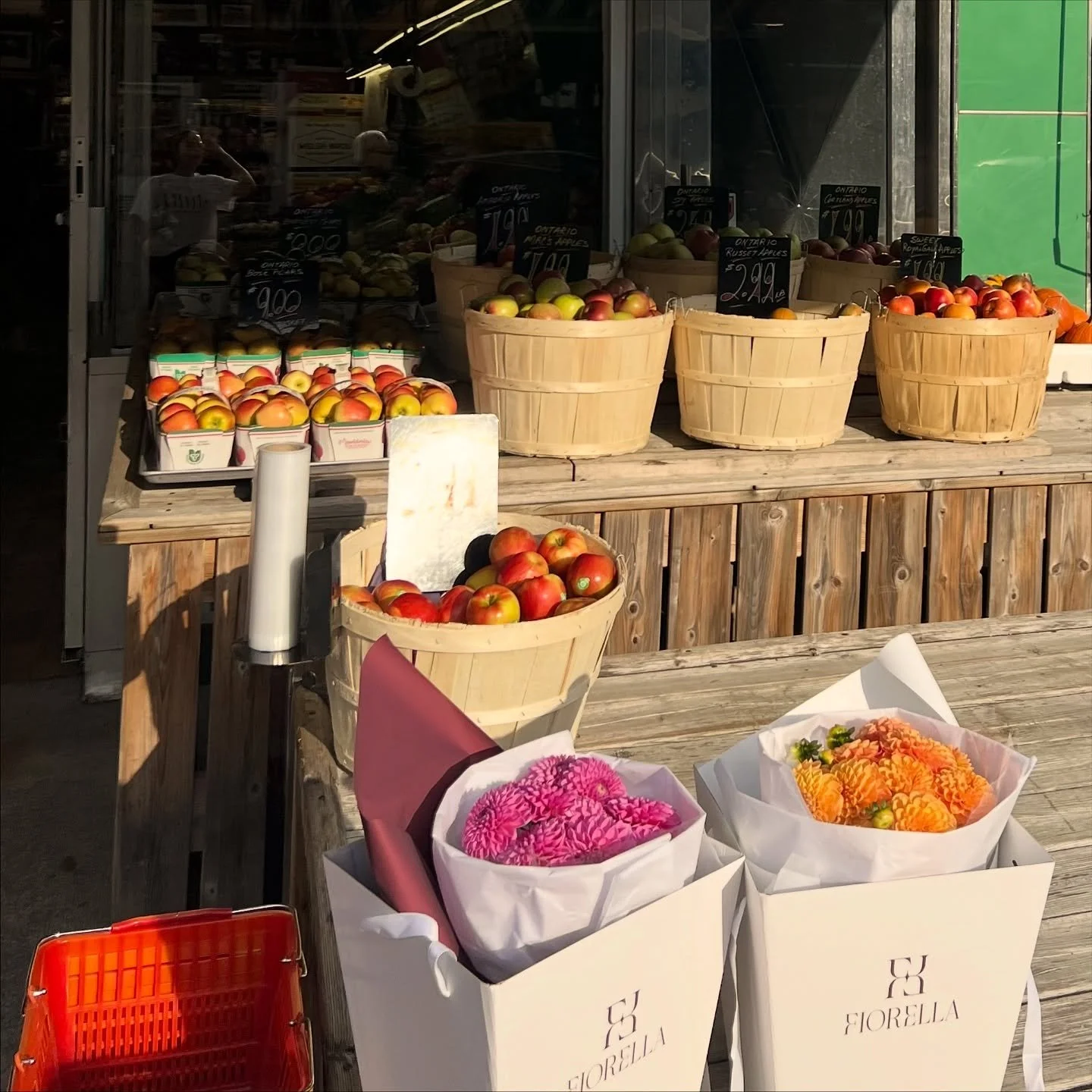 🍊Summer Market Vibes🍎

Surrounded by apples, bright colors and the sweetest fruit scents, Fiorella found her spot.
Flowers that feel like summer even when the sun&rsquo;s already setting ☀️

A tropical touch, flirty energy and endless summer.

#app