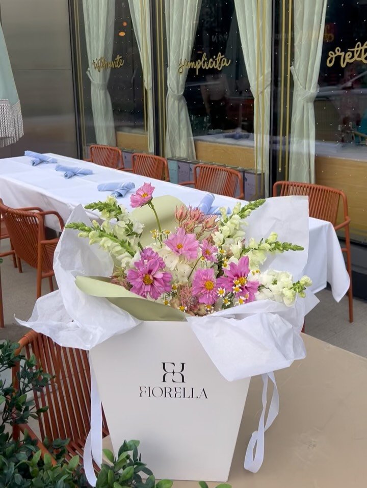 And the final touch we were missing&hellip;
Our new signature bags, to carry your flowers beautifully🌼

After months of carefully choosing the perfect size, materials, and every little detail, they&rsquo;re finally here.
So now, all our bouquets can