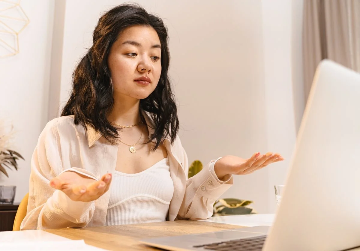 a-woman-looks-confused-at-laptop-nomadic-virtual-solutions.jpg