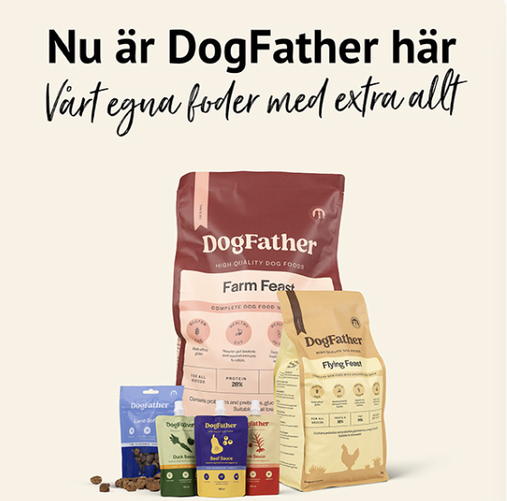 En bild av DogFathers hundmat och tillbehörsprodukter i olika förpackningar, inklusive ett stort paket märkta 'Farm Feast' och 'Flying Feast', samt mindre burkar och påsar, med texten 'Nu är DogFather här. Vår egna foder med extra allt'.