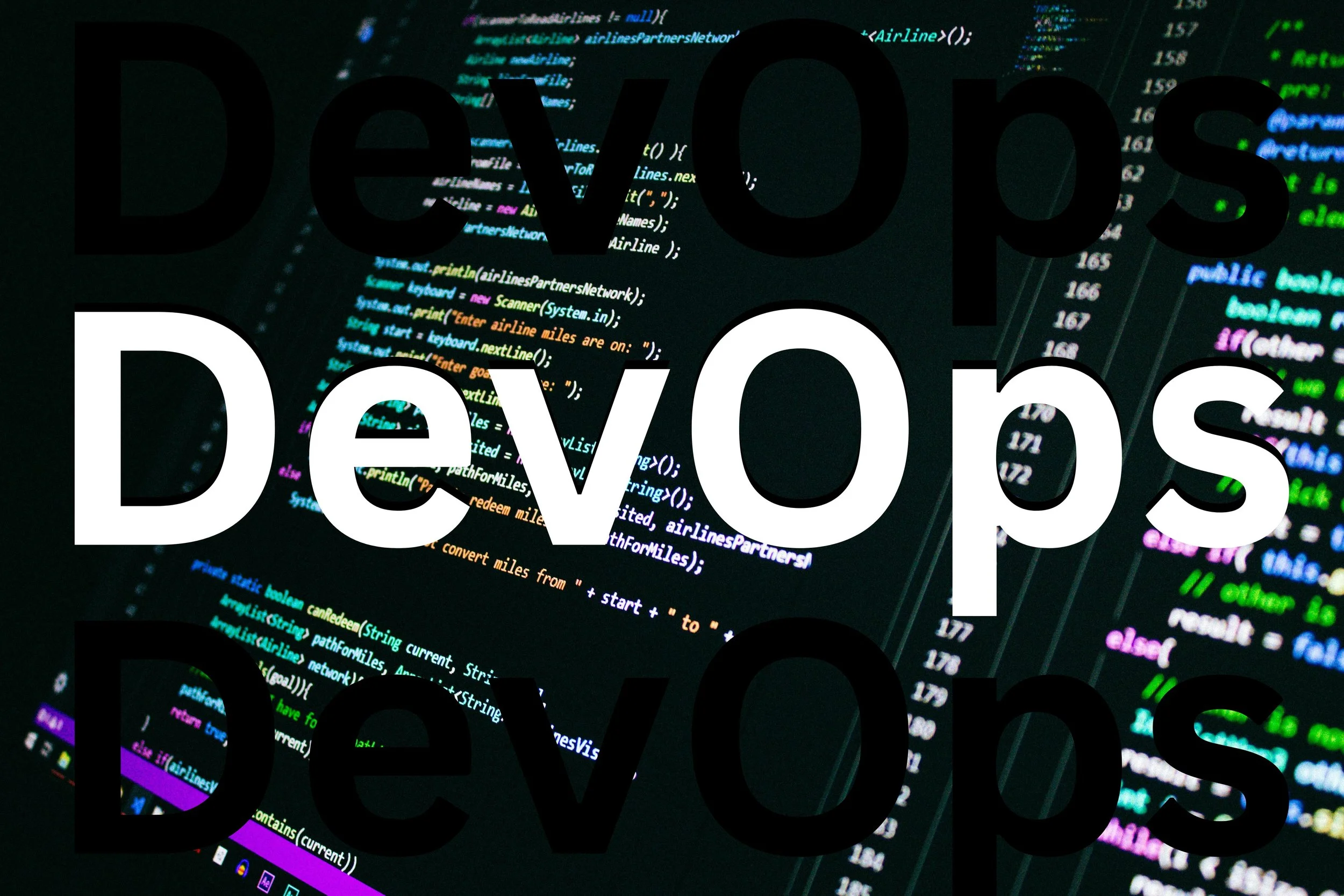 Pantalla de código de programación con superposición de texto que dice "DevOps" en letras grandes y "deployer" en letras aún más grandes, en idioma inglés.