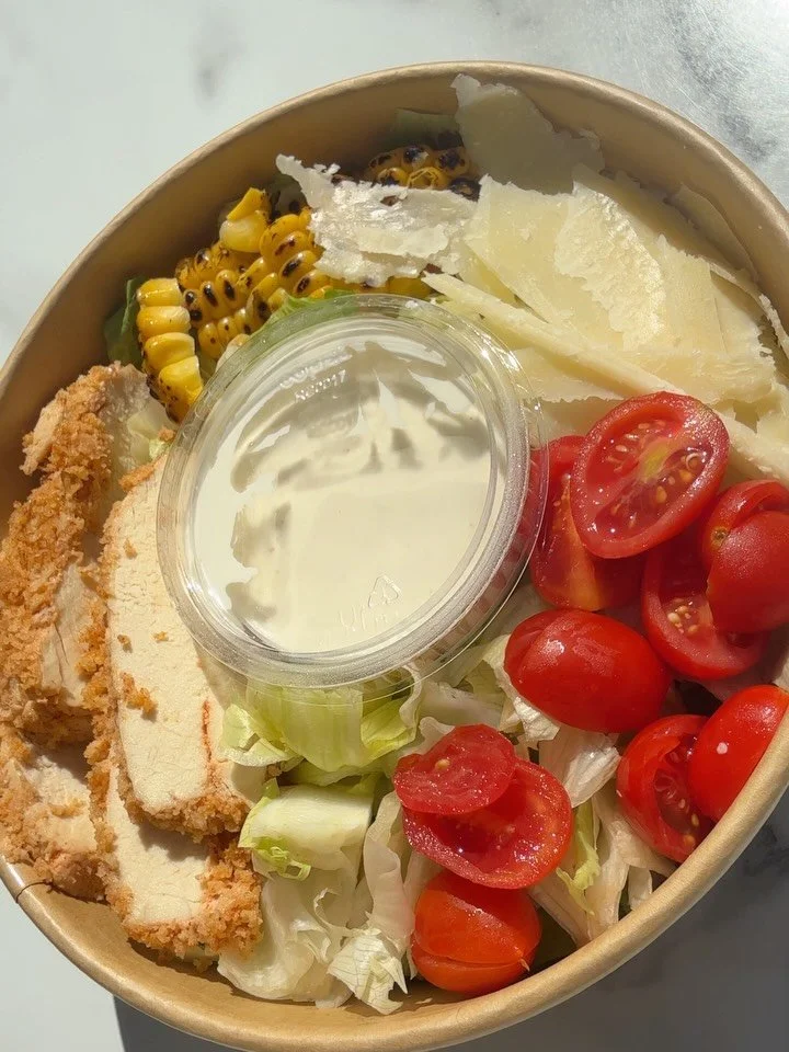 Chicken Katsu Caesar&hellip; but the Get Fresh way 💚

Slow cooked free-range chicken fillet with a crispy panko crust, fresh greens, grilled corn, parmesan, cherry tomatoes &amp; our creamy Caesar dressing.

All the flavour and crunch you want, with