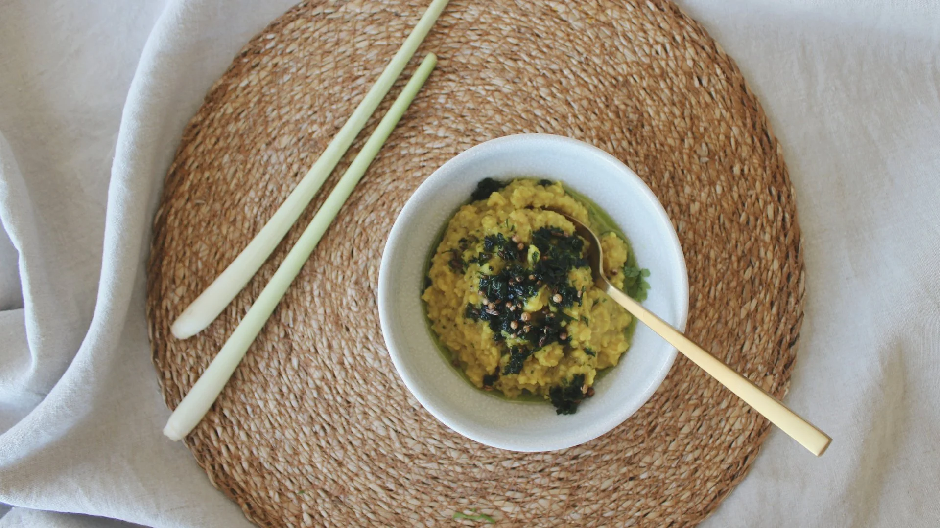 Sommer-Dal mit Zitronengras