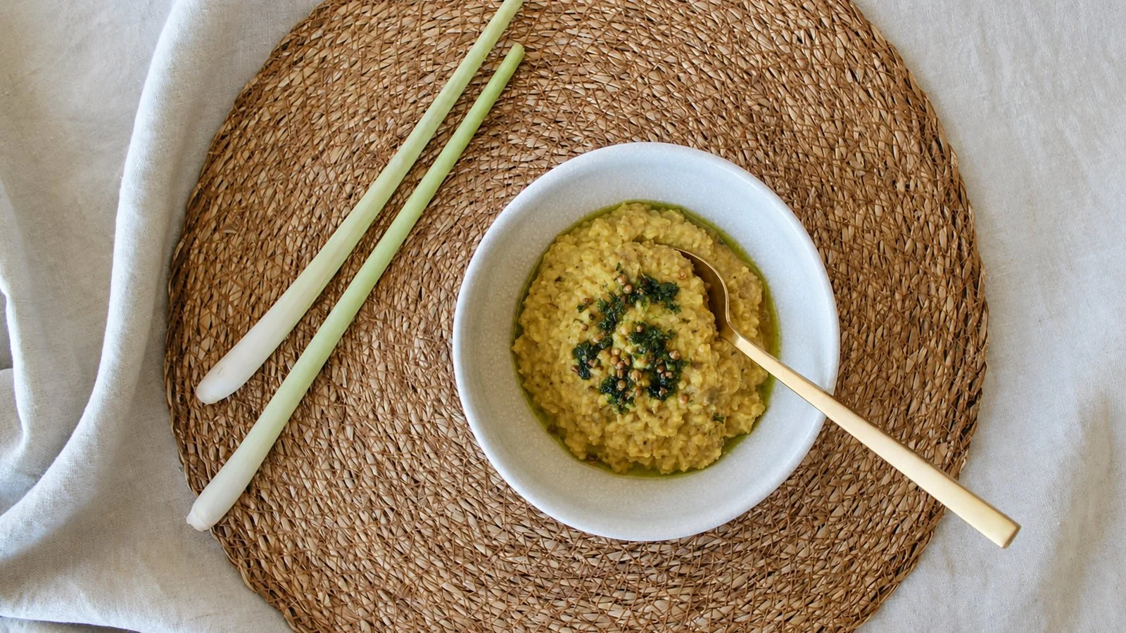 Sommer-Dal mit Zitronengras