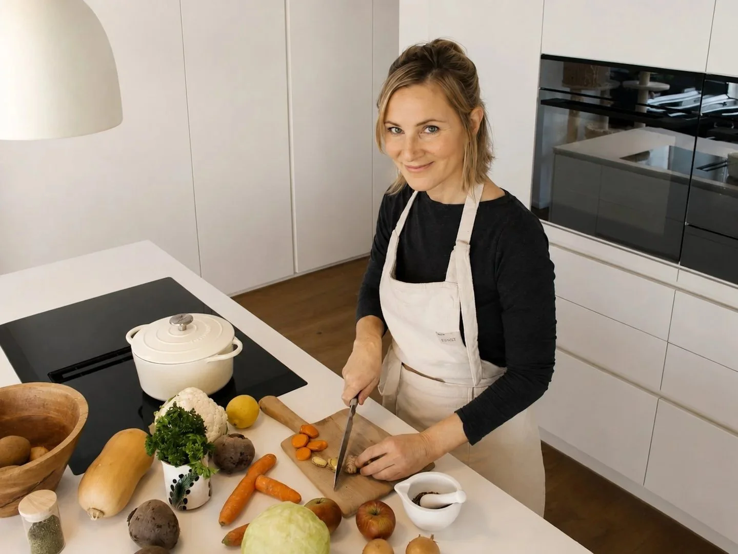 Ayurveda-Köchin Silke Mohr beim Zubereiten von frischem Gemüse
