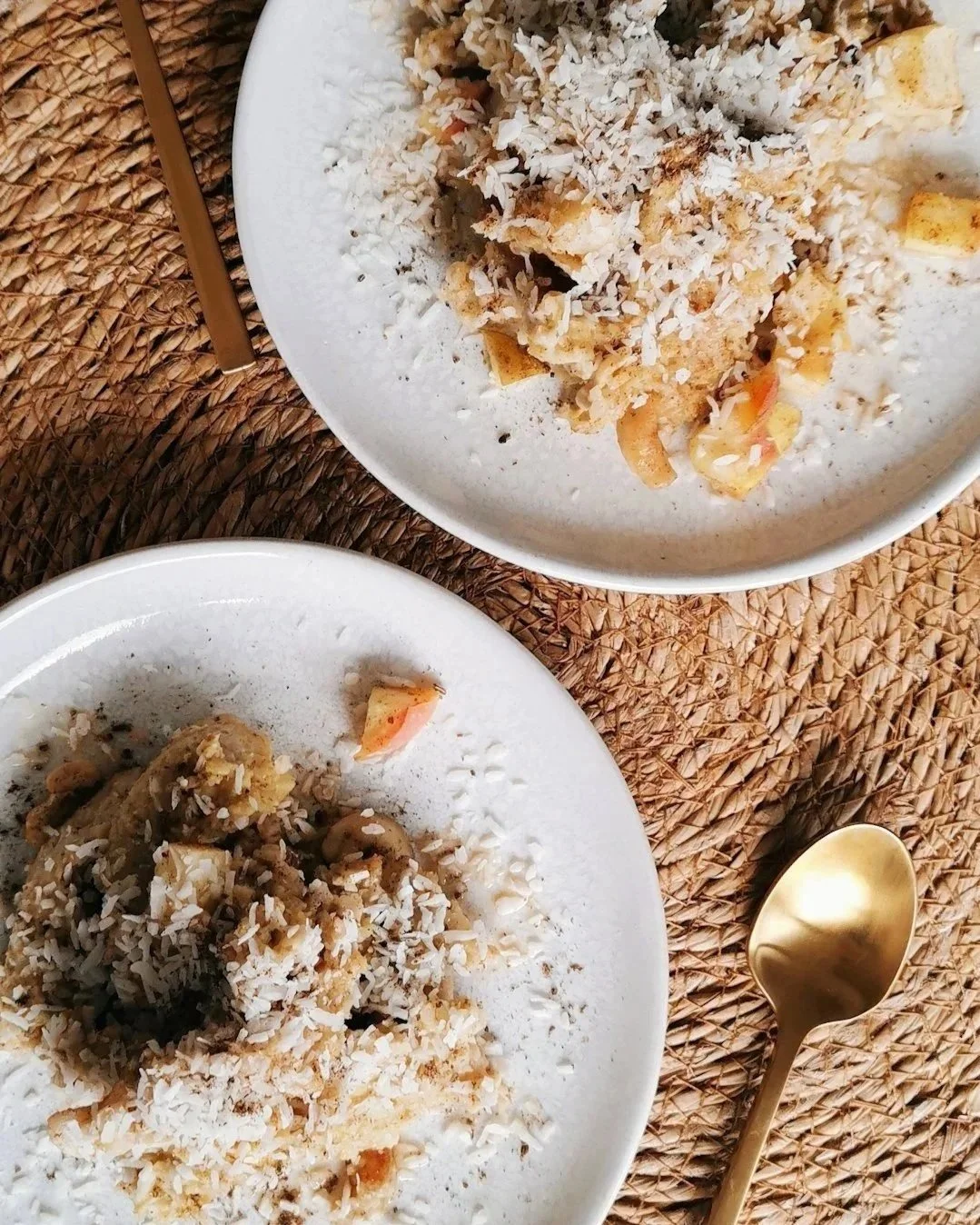 Vegetarisches ayurvedisches Frühstück mit Apfel, Getreideflocken und Kokosflocken.