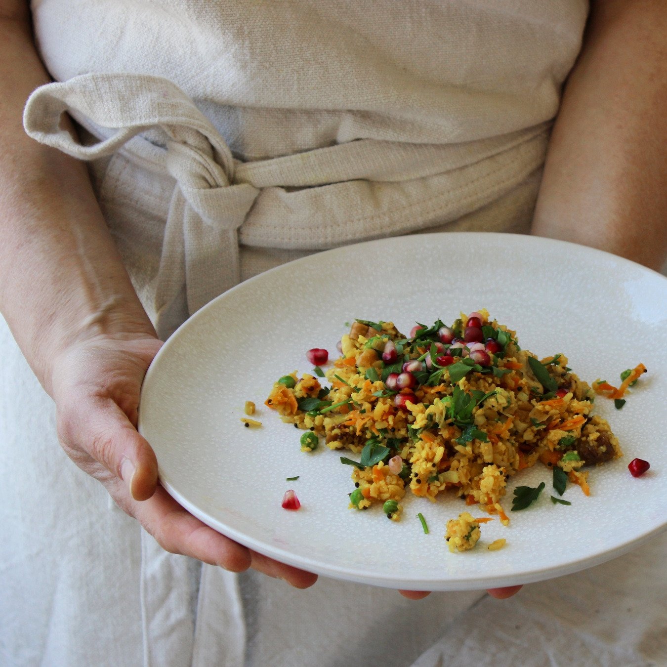 Person hält Teller mit ayurvedischem Gericht