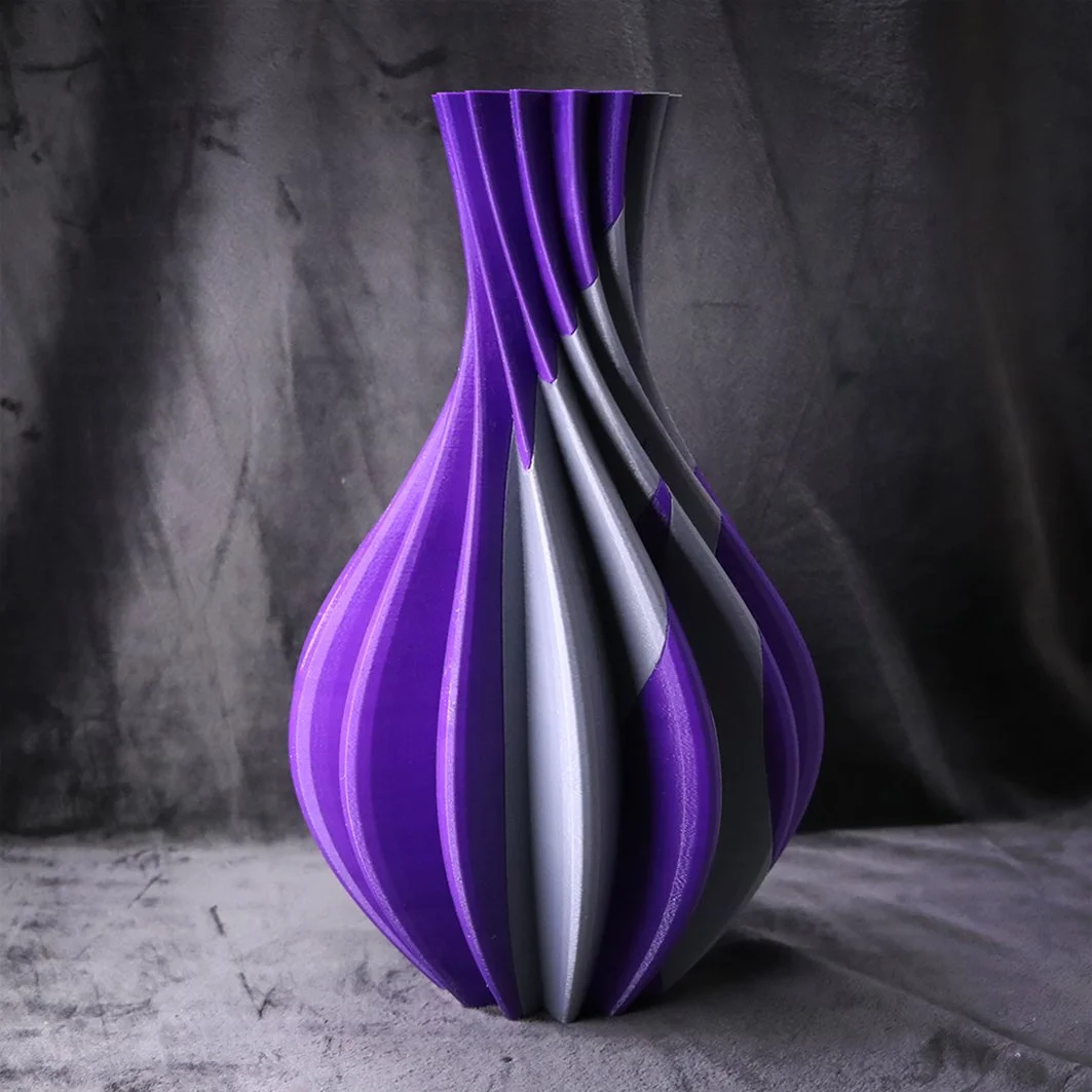 듀얼 3D 프린팅으로 제작된 40cm 높이의 꽃병 모형