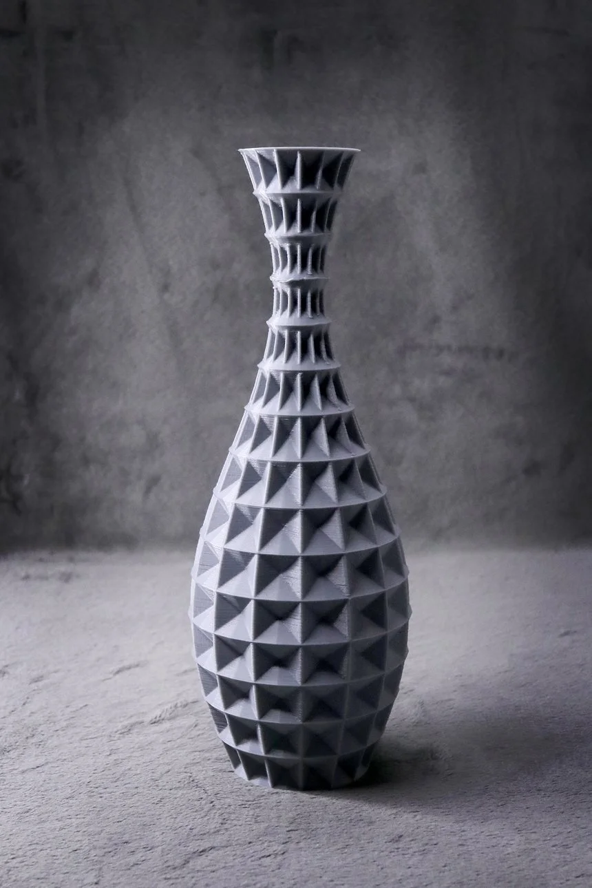 3D 프린팅으로 제작된 15cm 높이의 로우폴리 병 모형