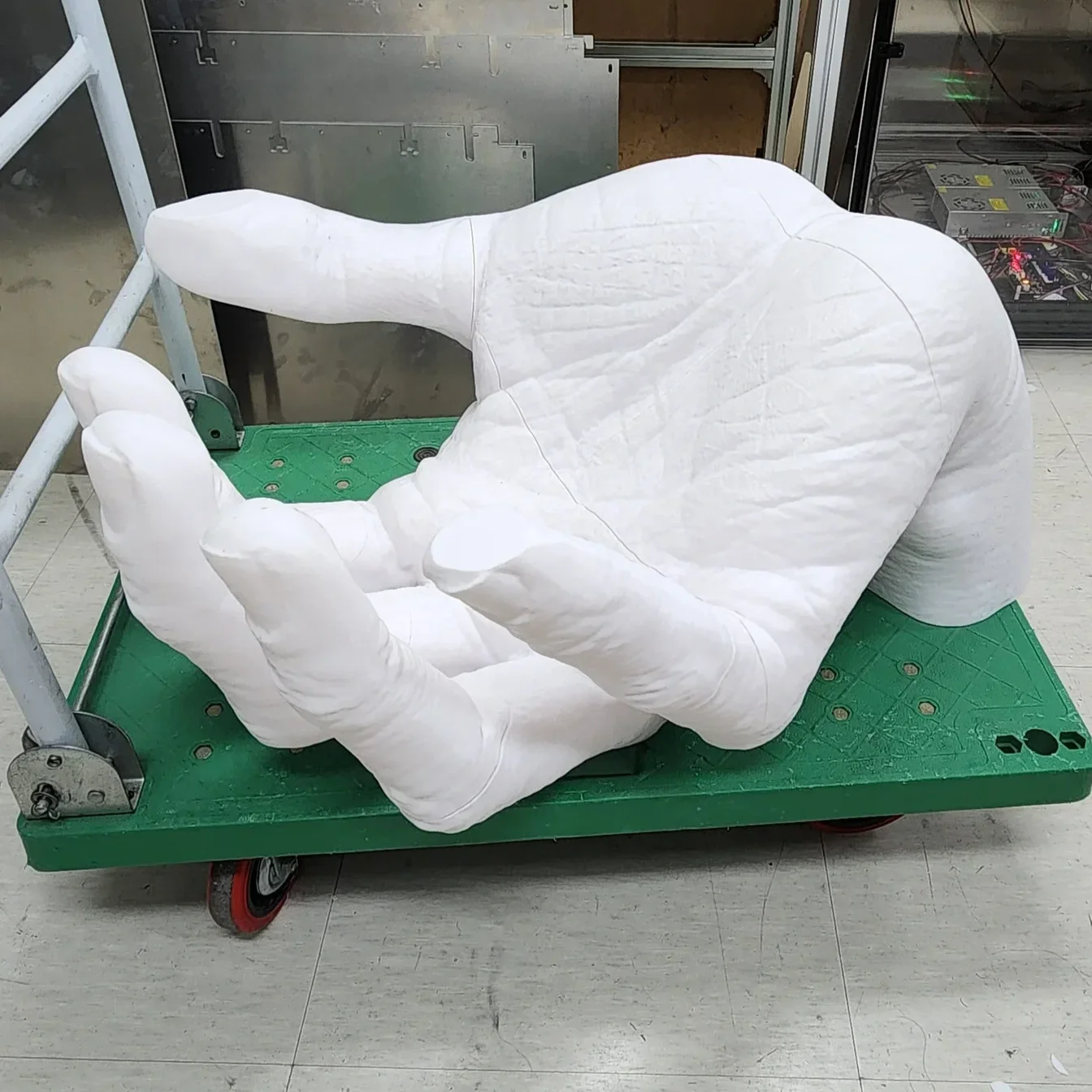 3D 프린터로 출력한 손 형태의 대형 조형작품