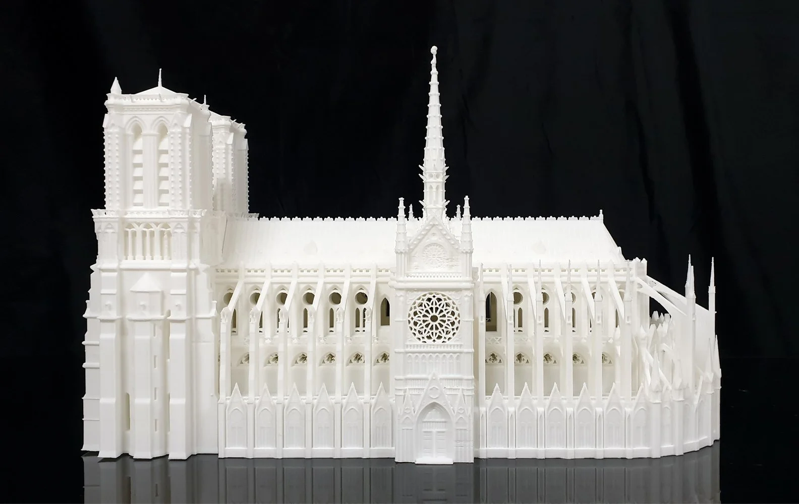 3D 프린팅으로 제작된 가로 60cm 의 노트르담 대성당 모형