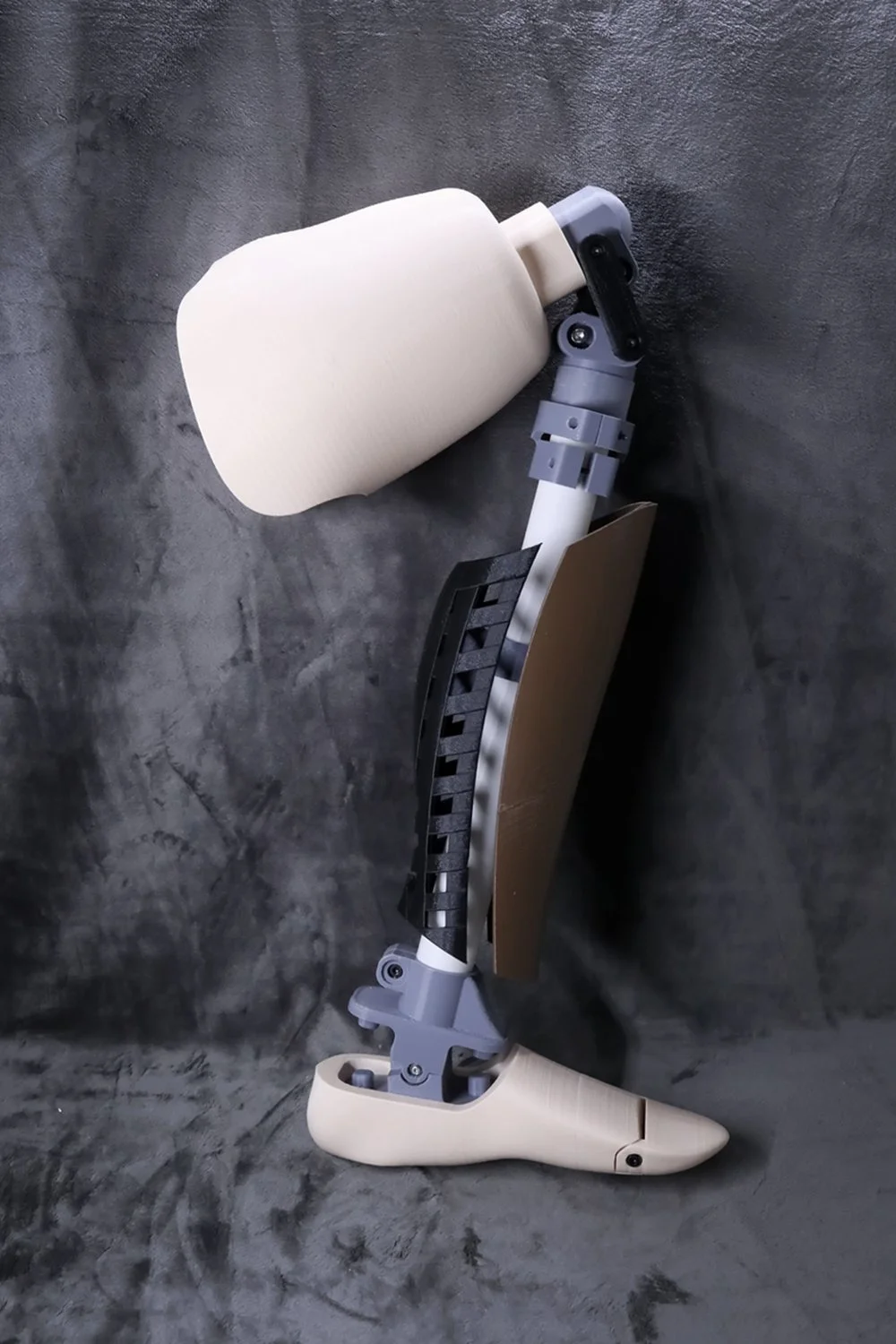 3D 프린팅으로 개별 출력 후 조립한 동작하는 실제 크기의 의족 모형