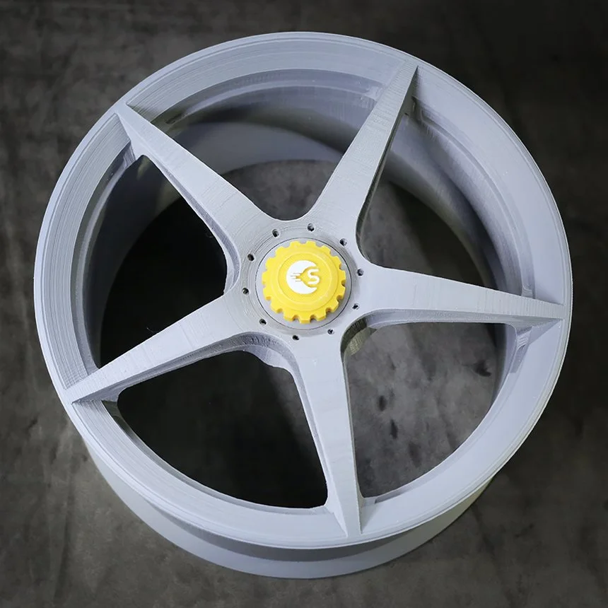 대형 3D 프린터로 출력한 자동차 휠 모형