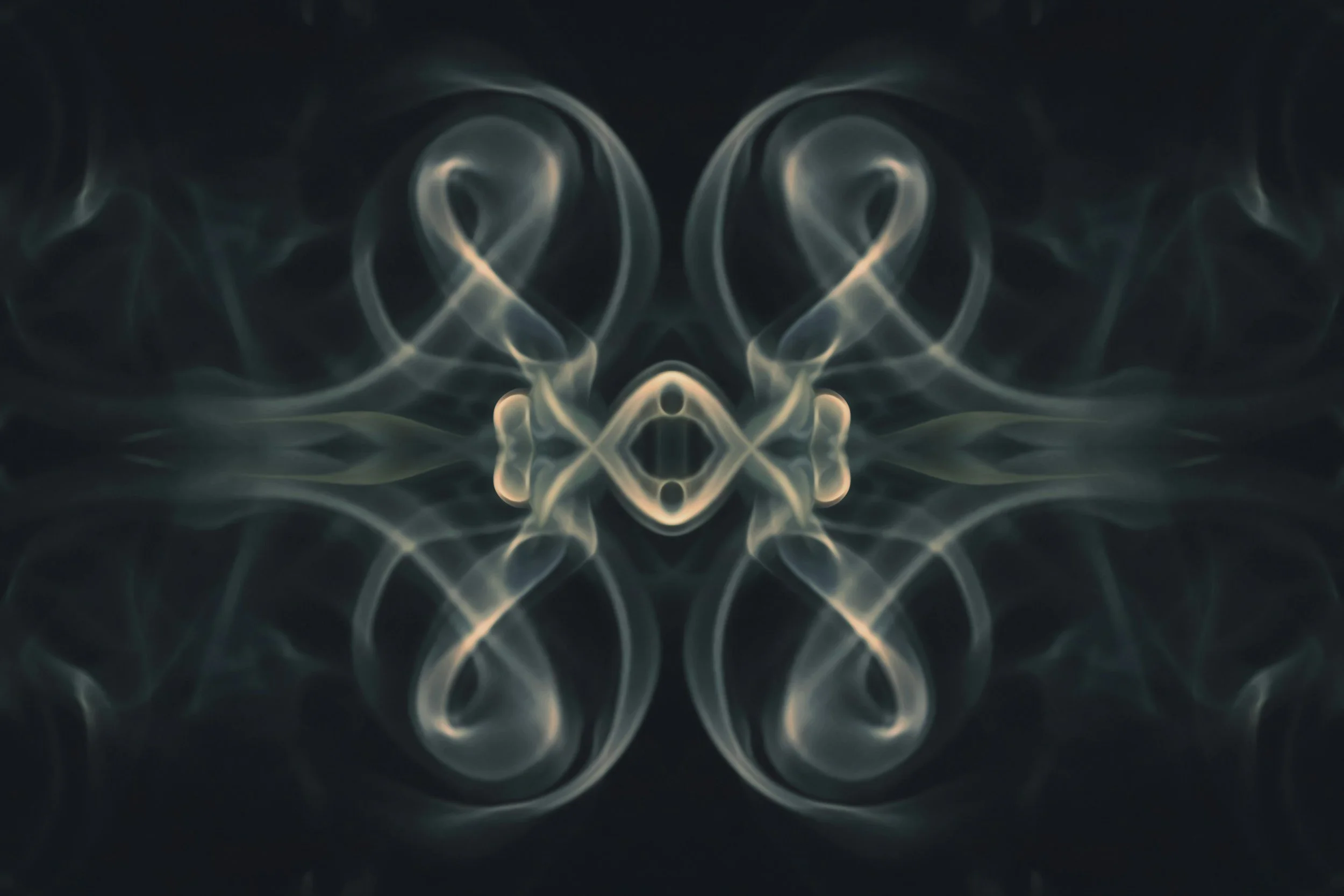 Une illustration symétrique de volutes de fumée blanche sur un fond noir, créant un motif abstrait.