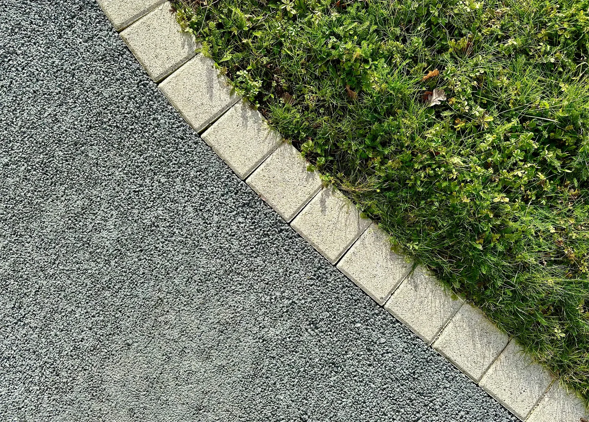 A diagonal view of a resin pathway.