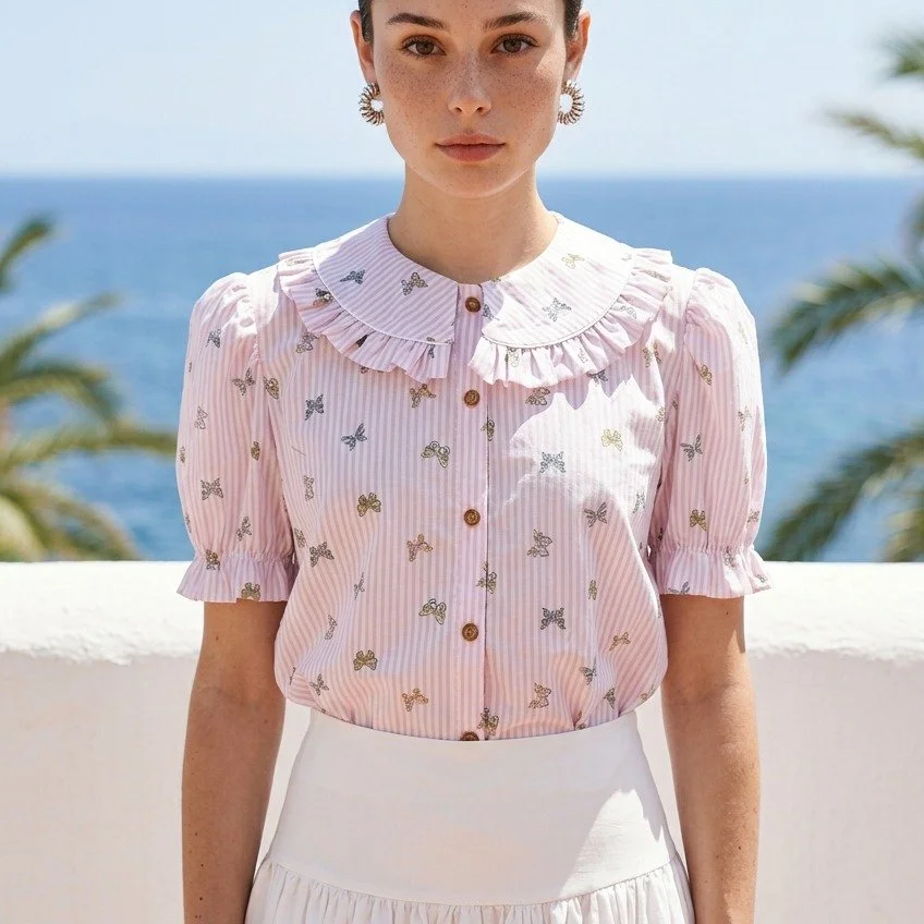 🌸 Nueva blusa de algod&oacute;n, ligera, fresca y llena de detalles que marcan la diferencia. ✨

Confeccionada en algod&oacute;n suave de alta calidad, combina delicadas rayas en tono rosa con un sutil estampado de mariposas y un rom&aacute;ntico cu