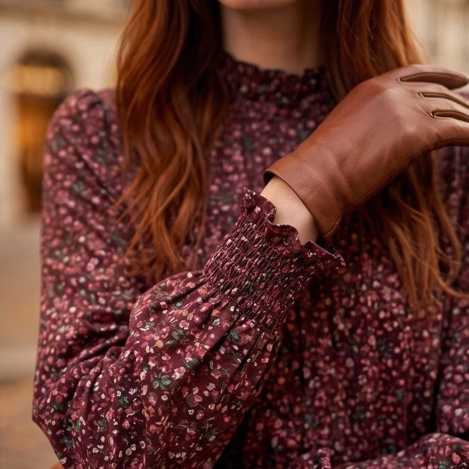 🍂 Un vestido para el oto&ntilde;o

Hay prendas que parecen hechas para caminar despacio y disfrutar de los peque&ntilde;os detalles.

Nuestro nuevo vestido de **algod&oacute;n estampado** combina una silueta femenina y fluida con detalles que lo hac