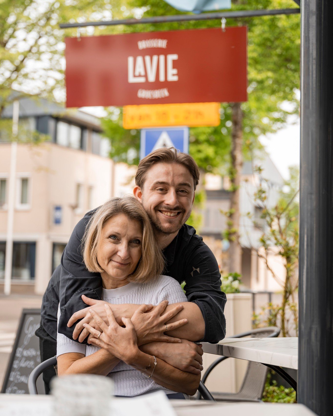 Voor alle moeders. ❤️

Voor degene die altijd klaarstaat,
die net iets langer blijft zitten,
en precies weet wat je nodig hebt.

Vandaag is voor haar.
La Vie is de hele dag geopend.
Ook voor het diner.

Tot straks!

#brasserielavie #groesbeek #moeder