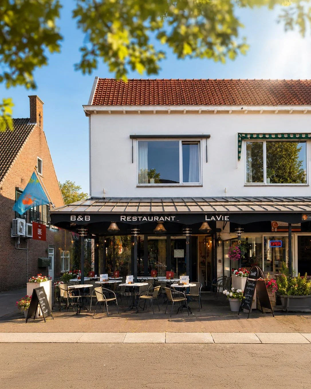 Bijna Pinksterweekend. ☀️
Dus eigenlijk heb je maar &eacute;&eacute;n taak:
een tafeltje in de zon reserveren.

📢 Op maandag Tweede pinksterdag zijn we extra geopend!

Reserveer via onze website.

#brasserielavie #groesbeek #nijmegen #pinksteren #te