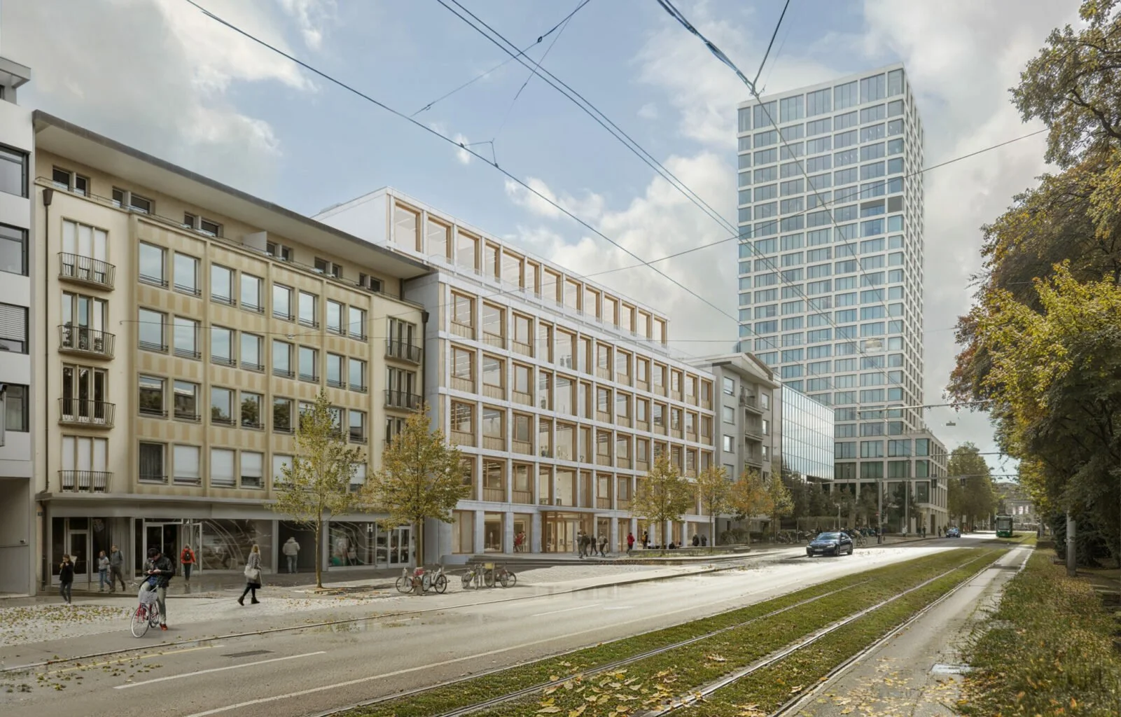 Urbanes Stadtbild mit modernen Gebäuden, Menschen auf dem Bürgersteig, Fahrrädern und Autos, Tramgeleise im Vordergrund, Bäume mit Herbstlaub, Himmel mit Wolken.