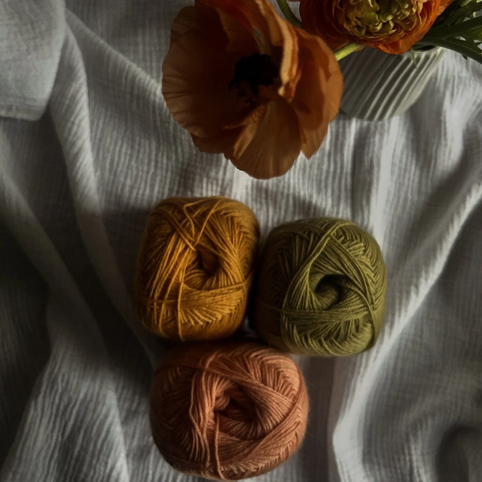 No yarn has ever captured the beauty of this ranunculus as the Edelweiss sock yarn from Kremke.
This wonderful collection brings us the sunny and happy colours of spring&hellip; it&rsquo;s not to late to keep knitting socks.
#qaytuyarns #socken #garn