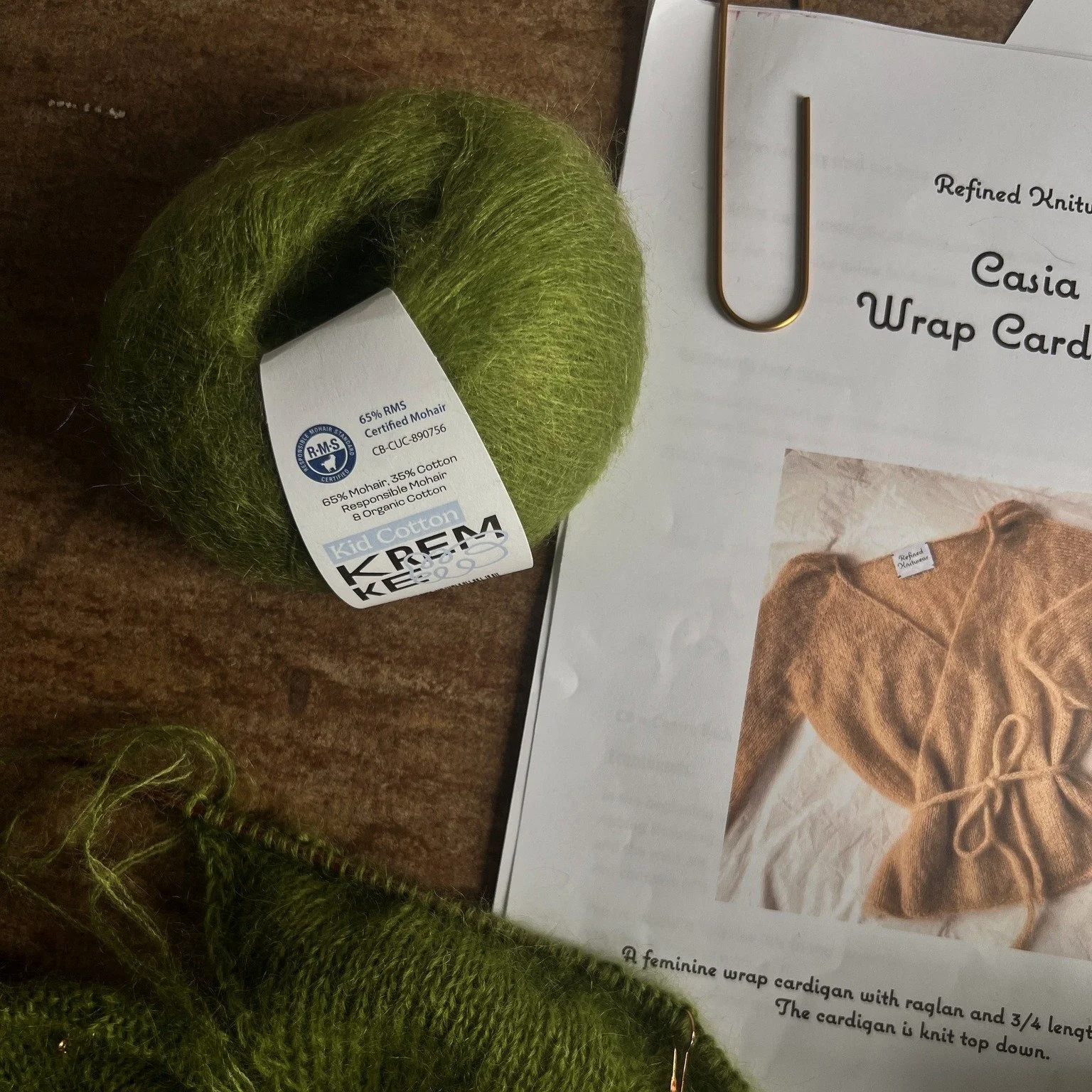 Weich und leicht. Das ist Kid Cotton von Kremke.
Ich stricke jetzt das Casia Wrap mit Meadow Green
W&auml;re das auch dein Projekt?
#stricken #casiawrapcardigan #kidcotton #kremke #qaytuyarns