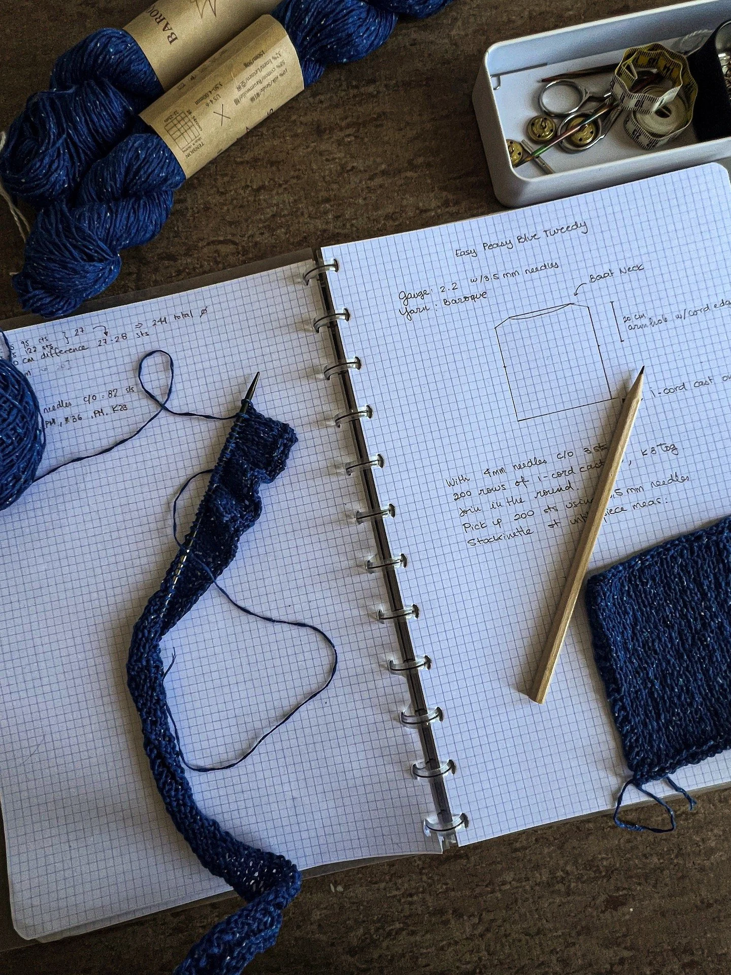 Dieses Projekt ist etwas ganz besonderes f&uuml;r mich.
Ich habe dieses Projekt &bdquo;Easy Peasy Blue Tweedy&ldquo; genannt und ist inspiriert von einem Design meiner Mutter - schlicht, praktisch und genau die Art von St&uuml;ck, die man immer gerne