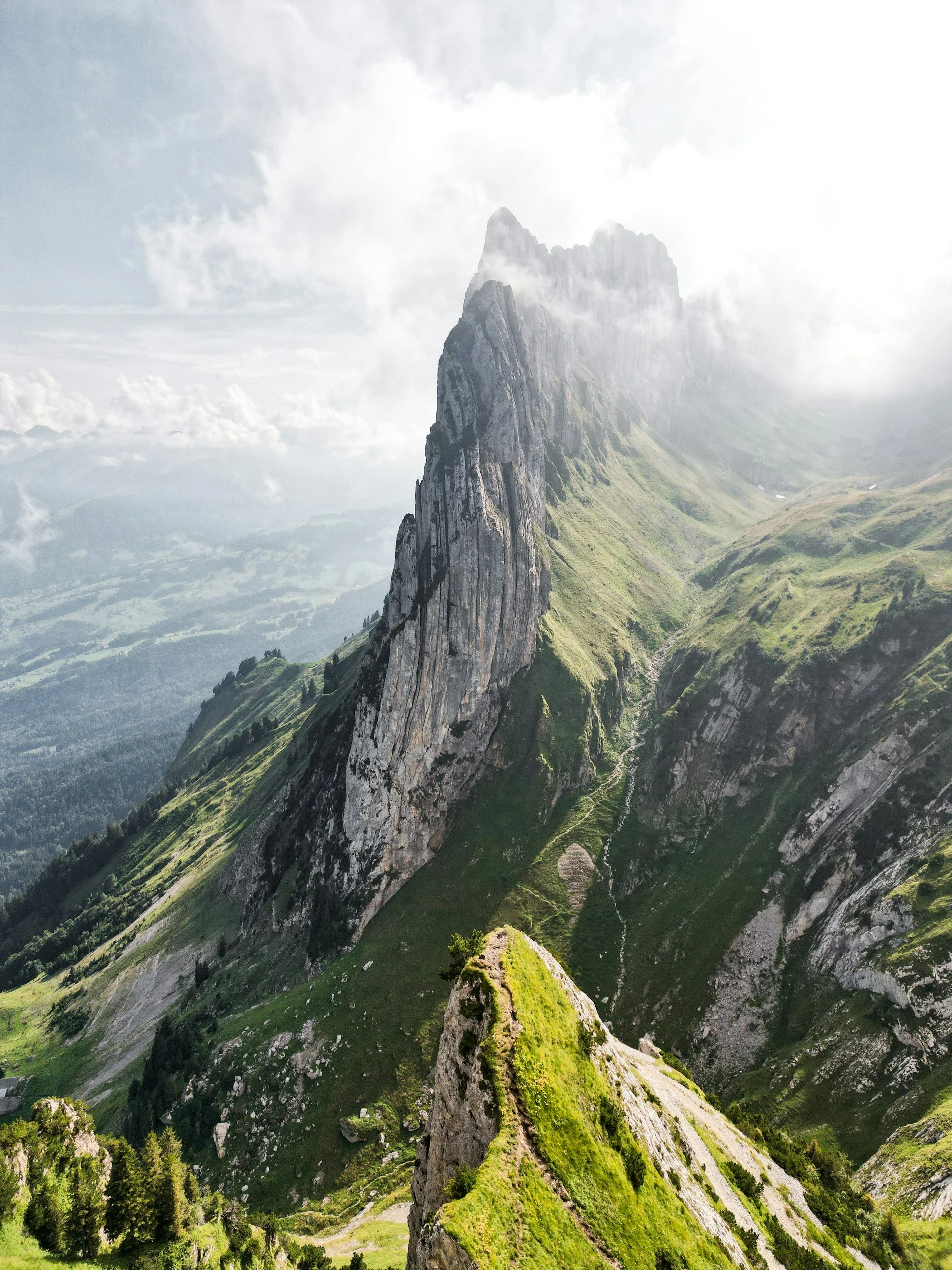 Blick auf die Kreuzberge und das Rheintal im sanften Licht