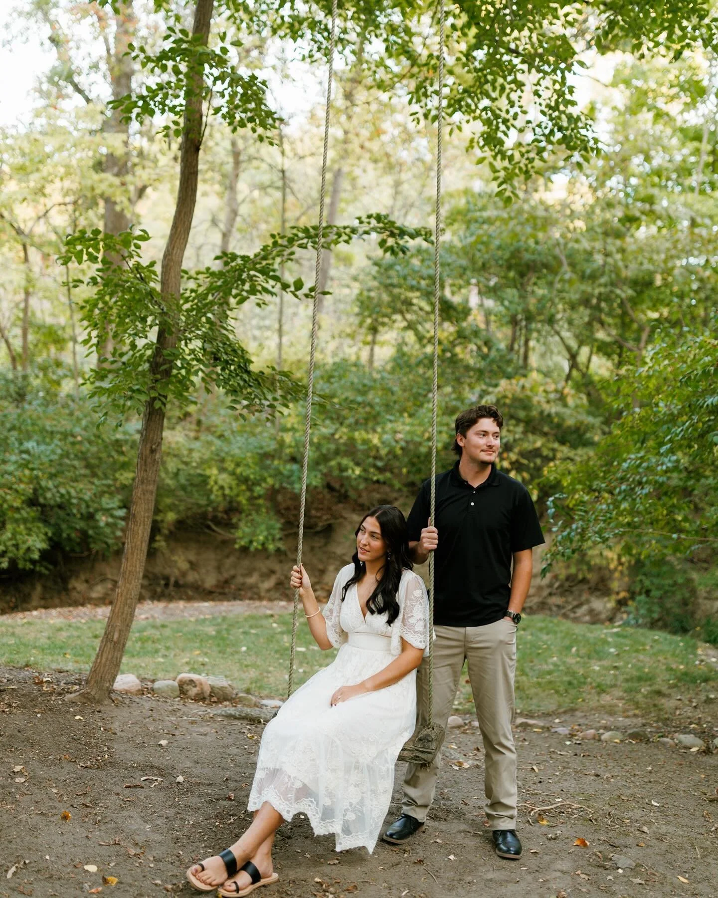 Take me back to when the ground wasn&rsquo;t covered in snow and everything looked like this🥹🍂🫠
-
-
-
#natbluhmphotography #fortwaynephotographer #weddingphotography #engagementseason #fallweather