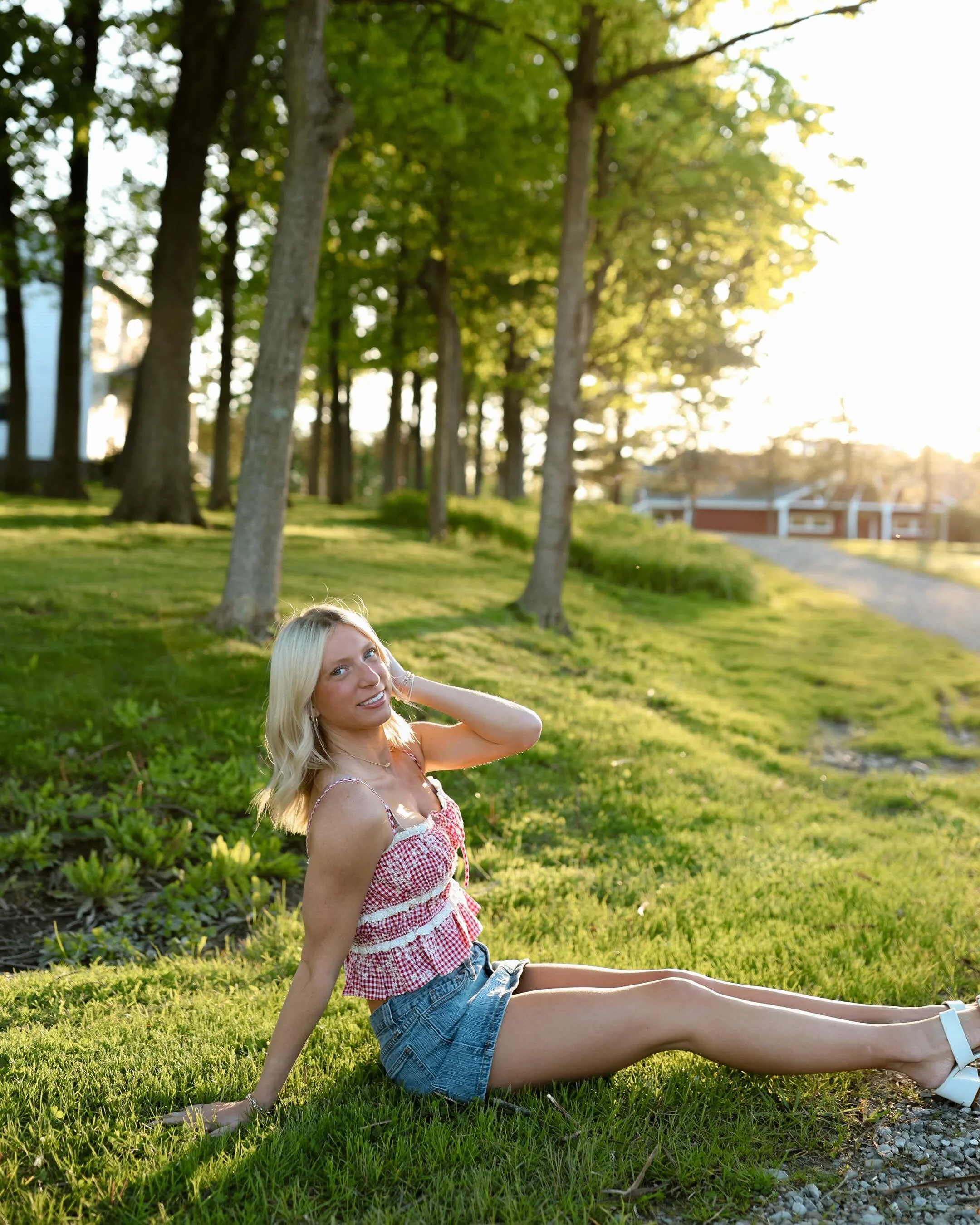 A little senior post in honor of 2026 grads💛🌿🎓
-
- Class of 2027, my books are open:) 

#natbluhmphotography #fortwaynephotographer #seniorsession #classof2026 #midwestphotographer
