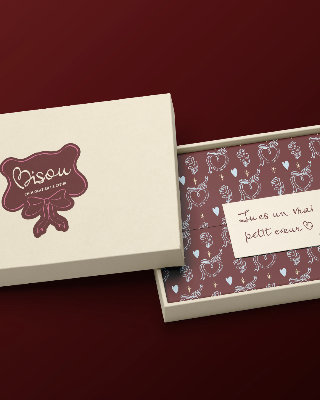Coffret packaging de chocolaterie marron et crème, avec un papier aux motifs romantiques.