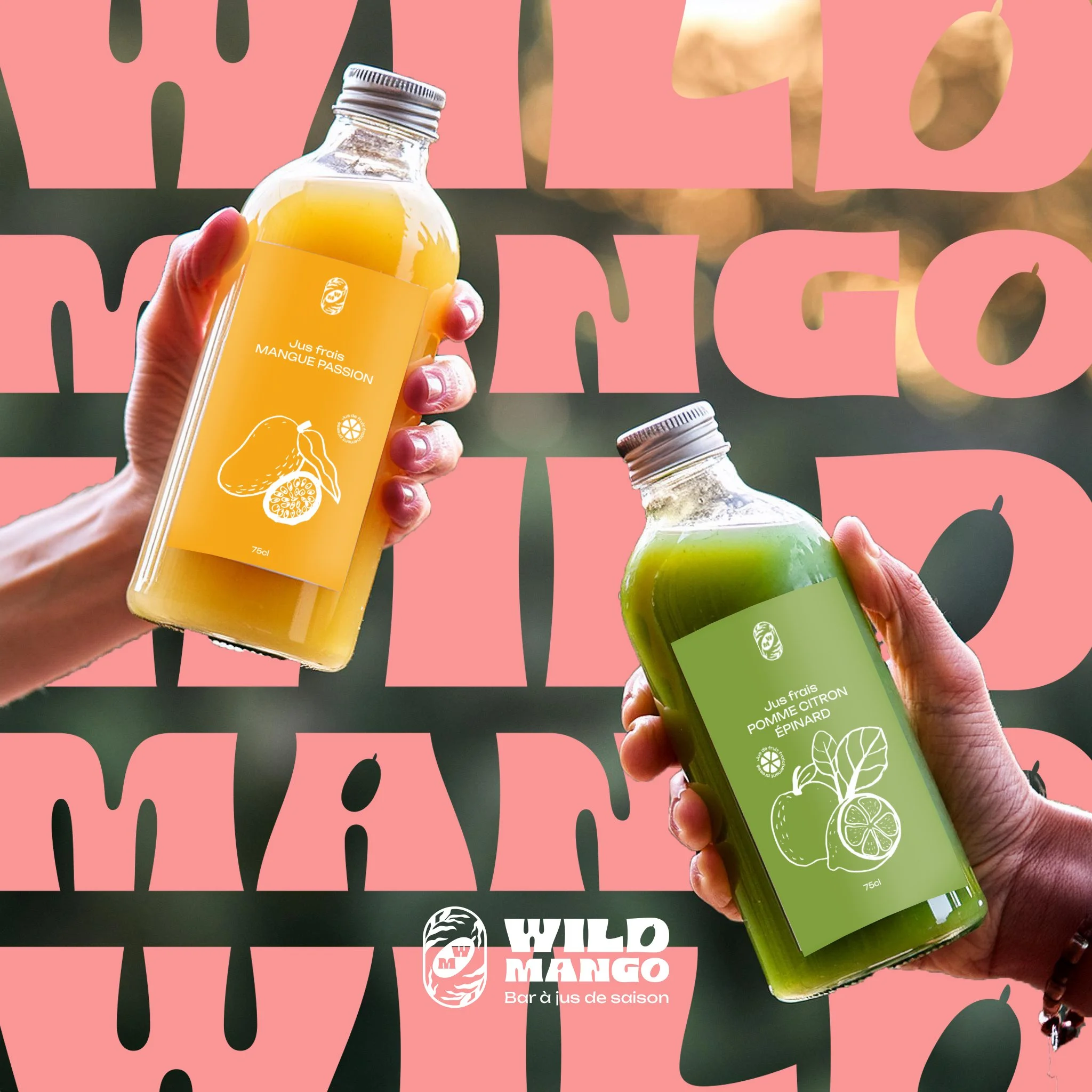 Deux mains tenant des bouteilles de jus de fruits colorés, un en jaune à la mangue passion et un en vert à la pomme citron épinard,  et un logo consistant en une mangue graphique et le texte « WILD MANGO ».