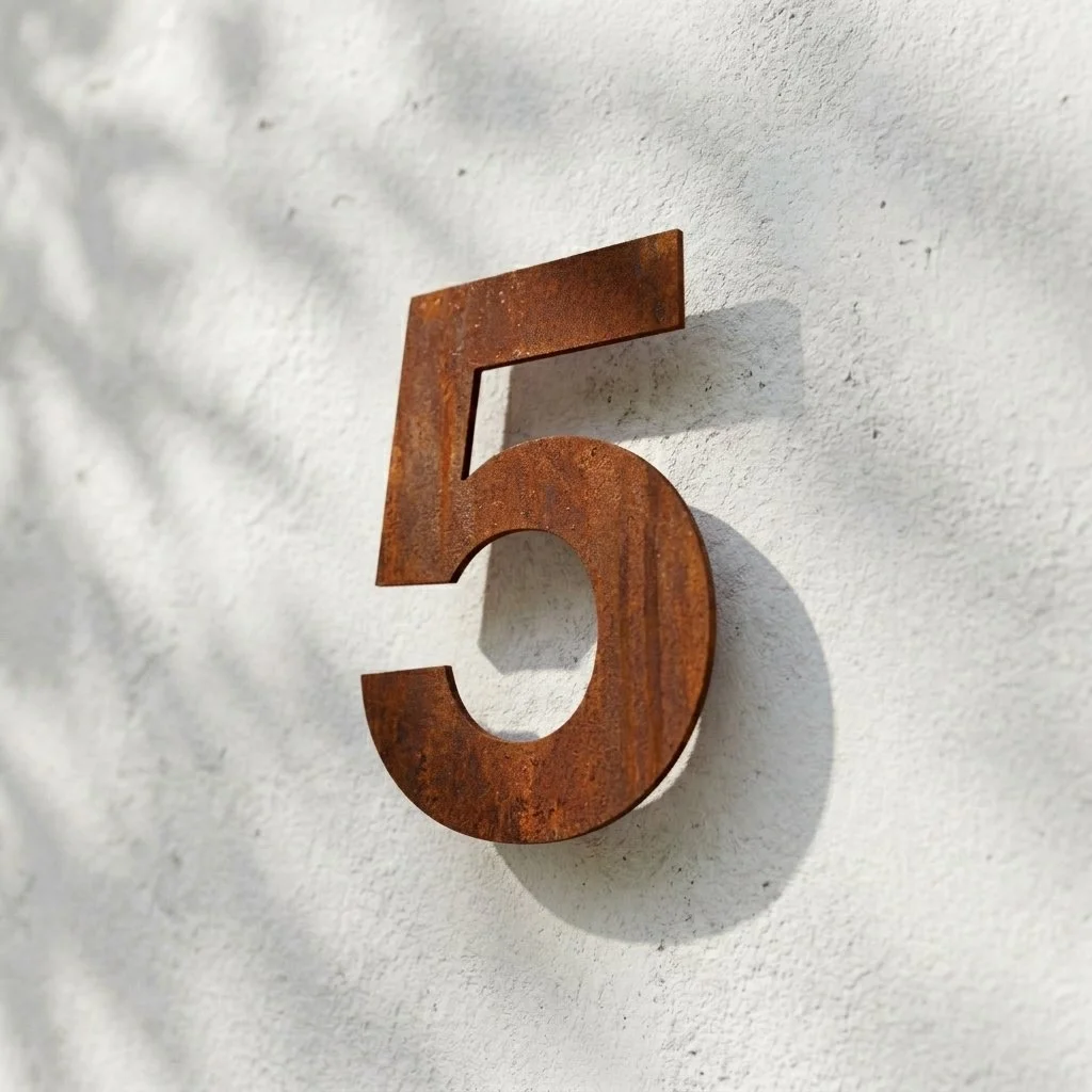 Cortenteräs-talonumero – ruostunut pinta luonnollisella patinalla