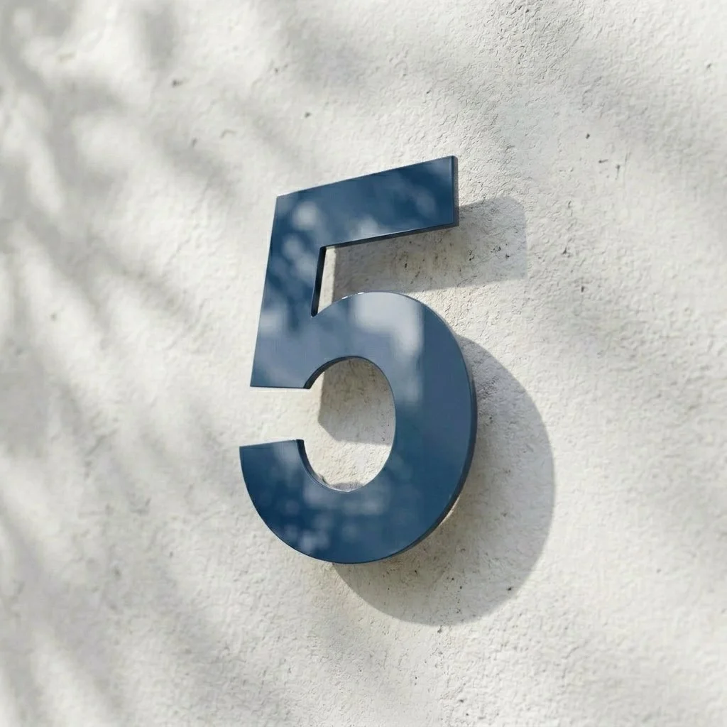Pulverlackerat stål husnummer i blå RAL-kulör