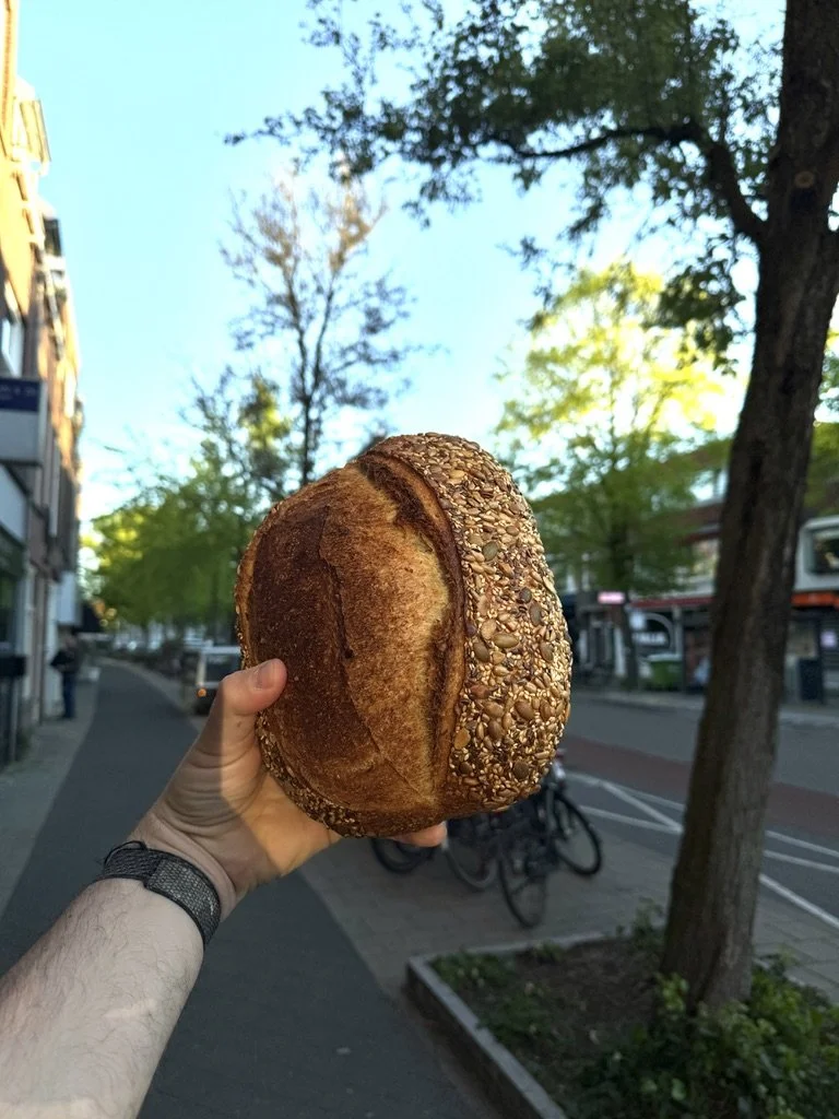 Een brood in de hand