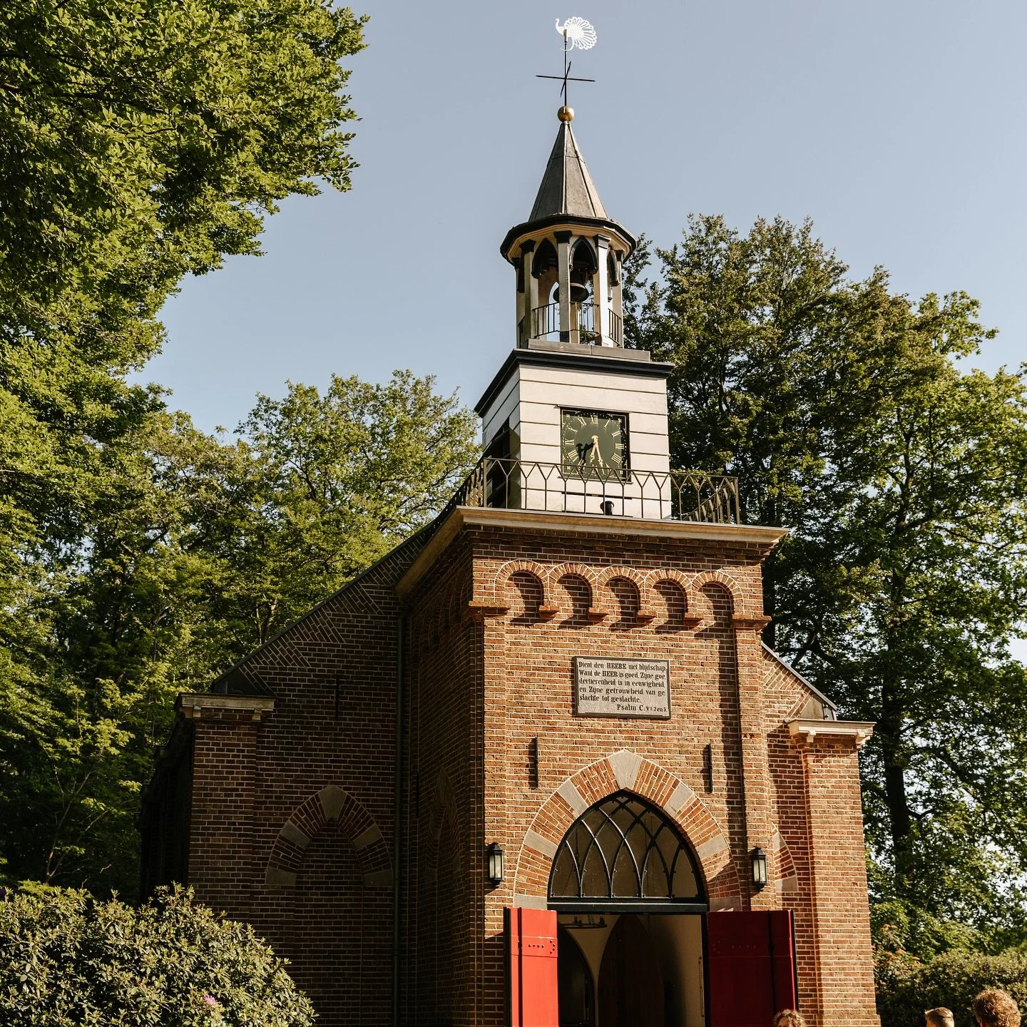 Tips voor het stylen van jouw kerkceremonie 🤍

Hoe maak je een kerk sfeervol zonder direct een groot stylingbudget uit te geven?

Soms is een kerk van zichzelf al prachtig. Maar soms kan een beetje extra styling n&eacute;t dat warme, romantische gev
