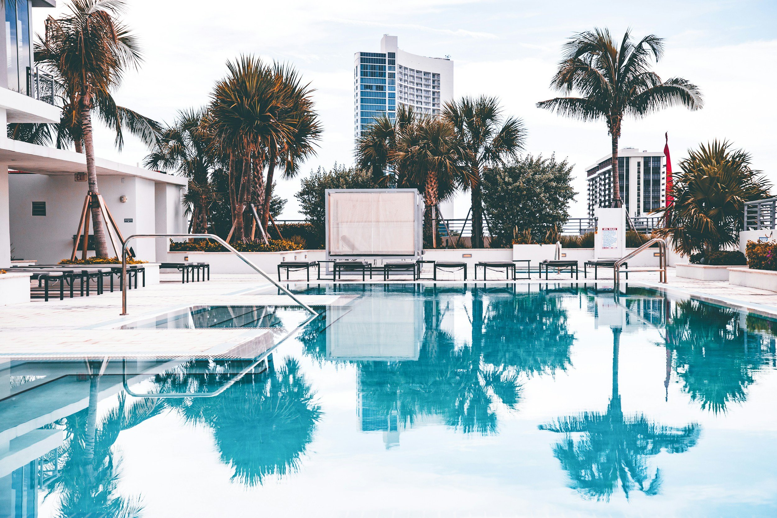 10 Must-Know Differences: Fiberglass Pools vs Concrete Pools Before You Buy