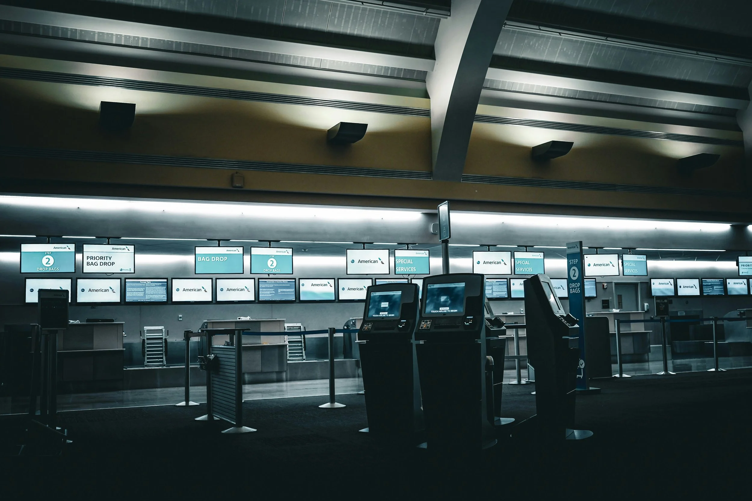 Analysing airport check-in process efficiency: automated machines vs. human operators