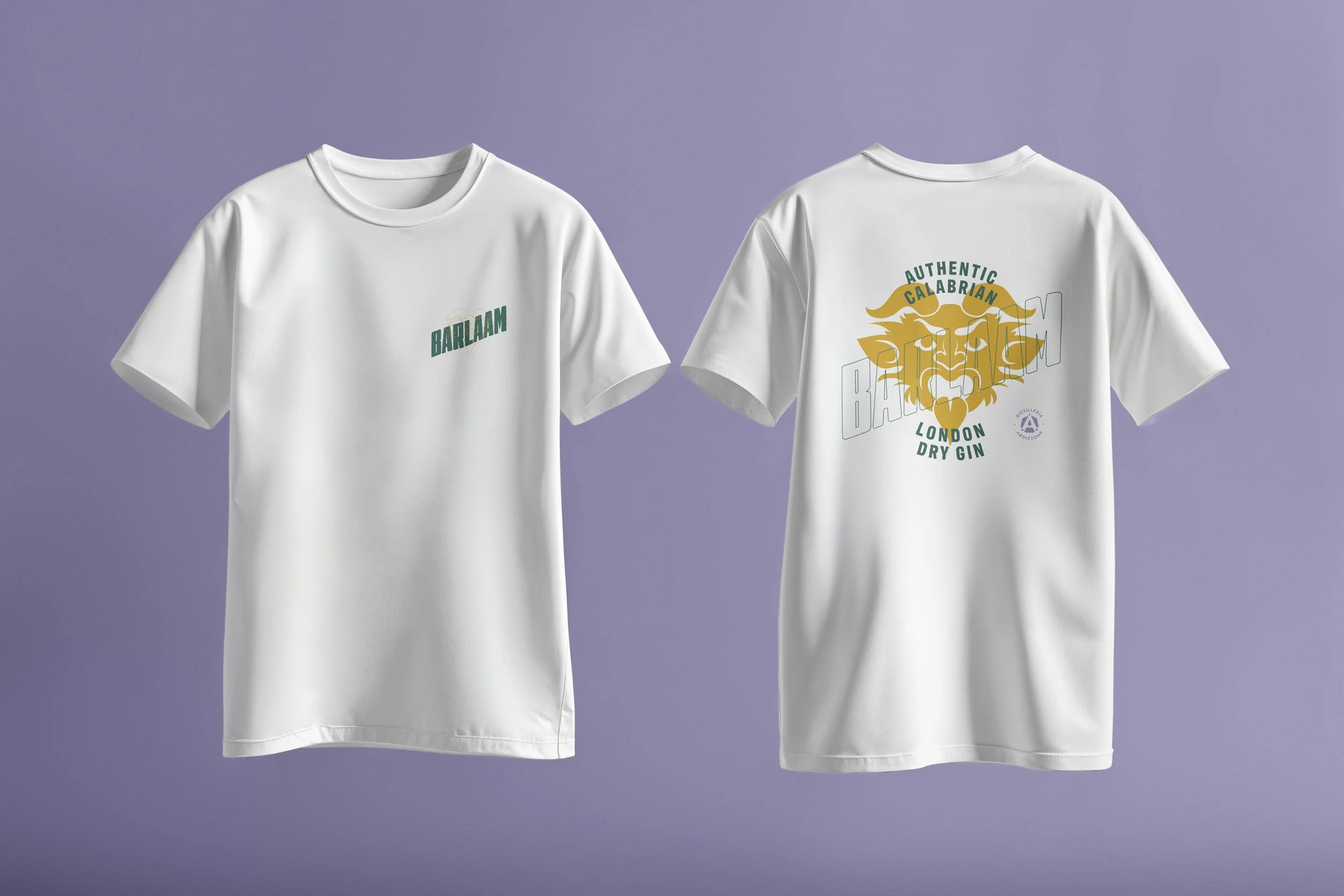 Due t-shirt bianche, una con scritta 'BARLAAM' e l'altra con un disegno di un leone e testo 'AUTHENTIC CALABRIAN LONDON DRY GIN', traccia del logo o del marchio sul retro.