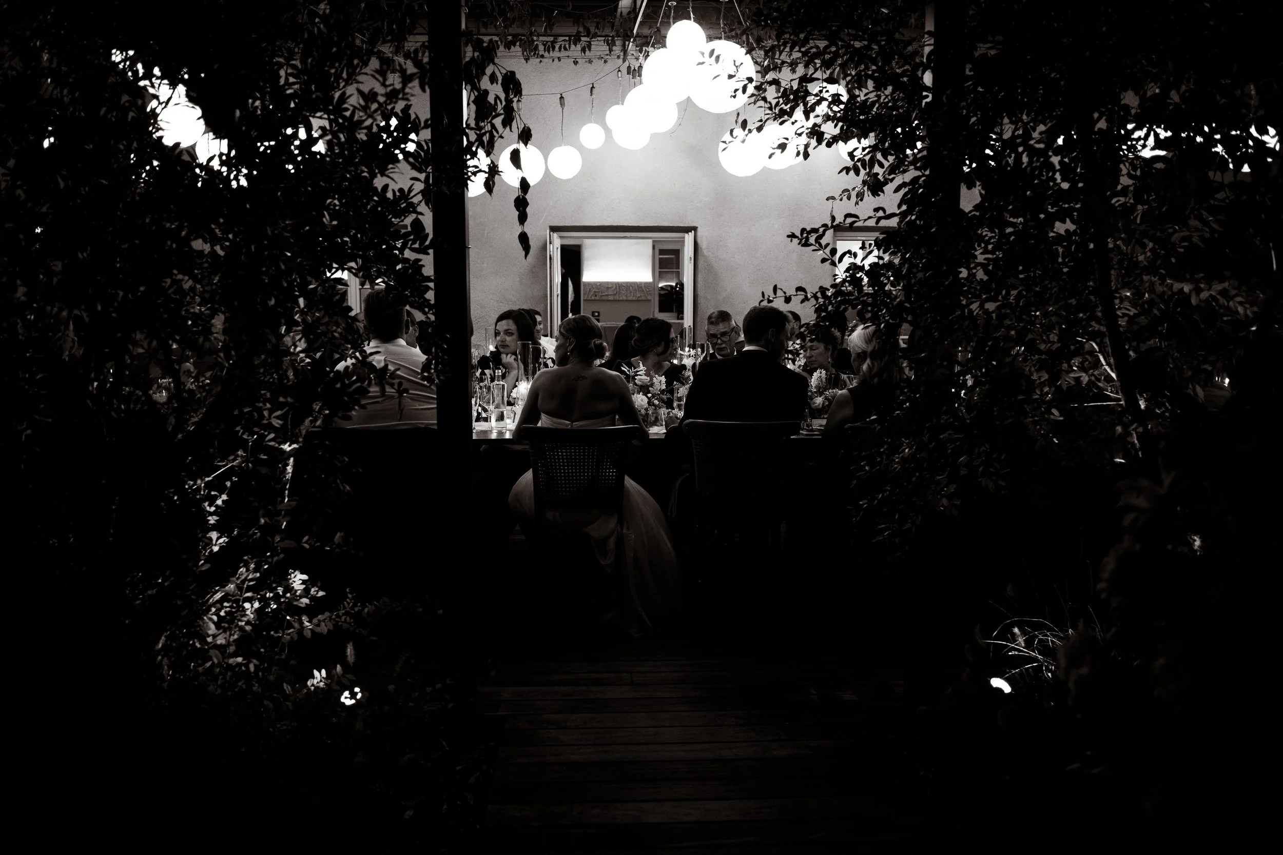  Documentary style photo of wedding dinner 