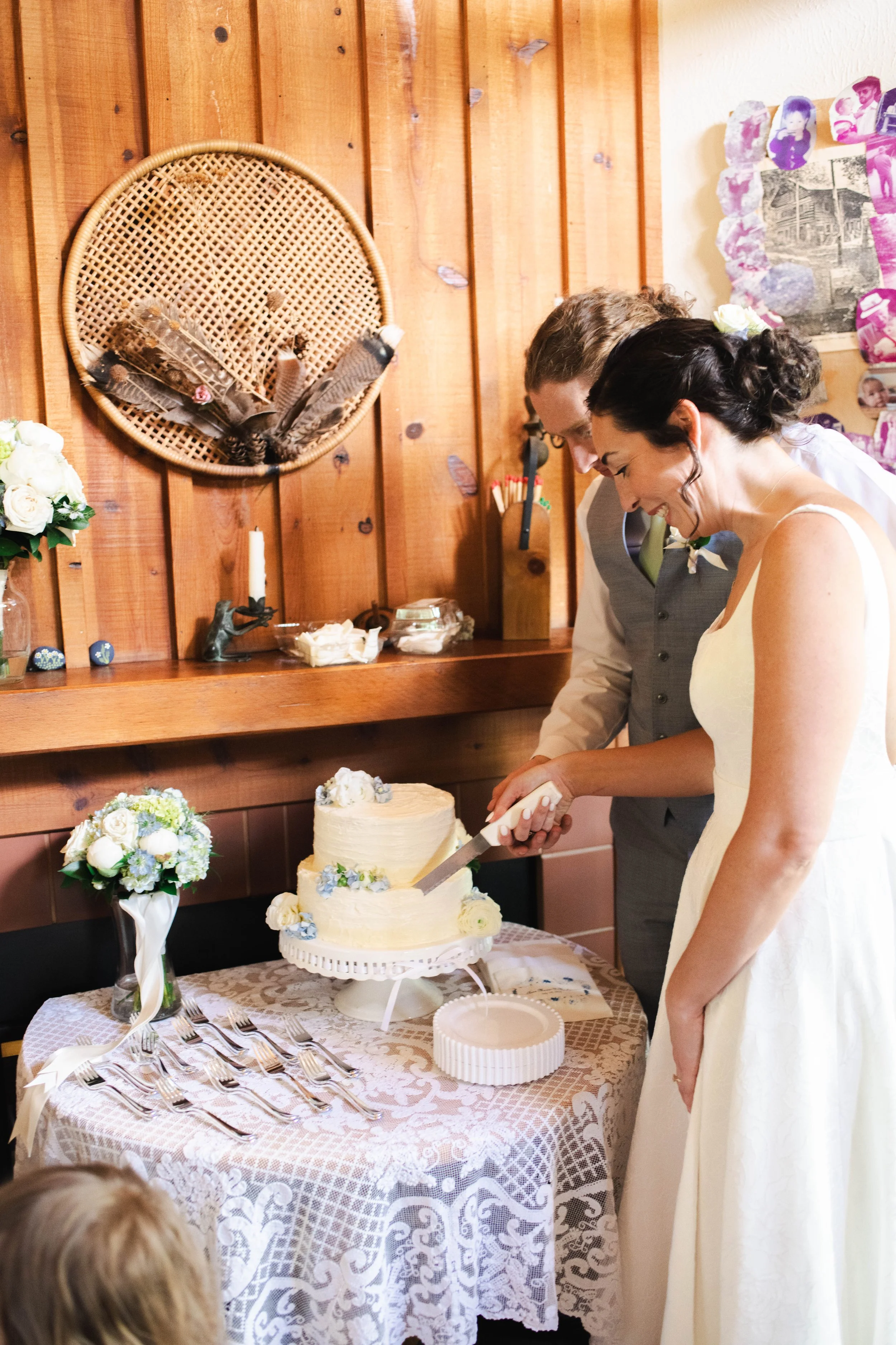 Bride and groom cutting their wedding cake at an Albuquerque New Mexico wedding reception