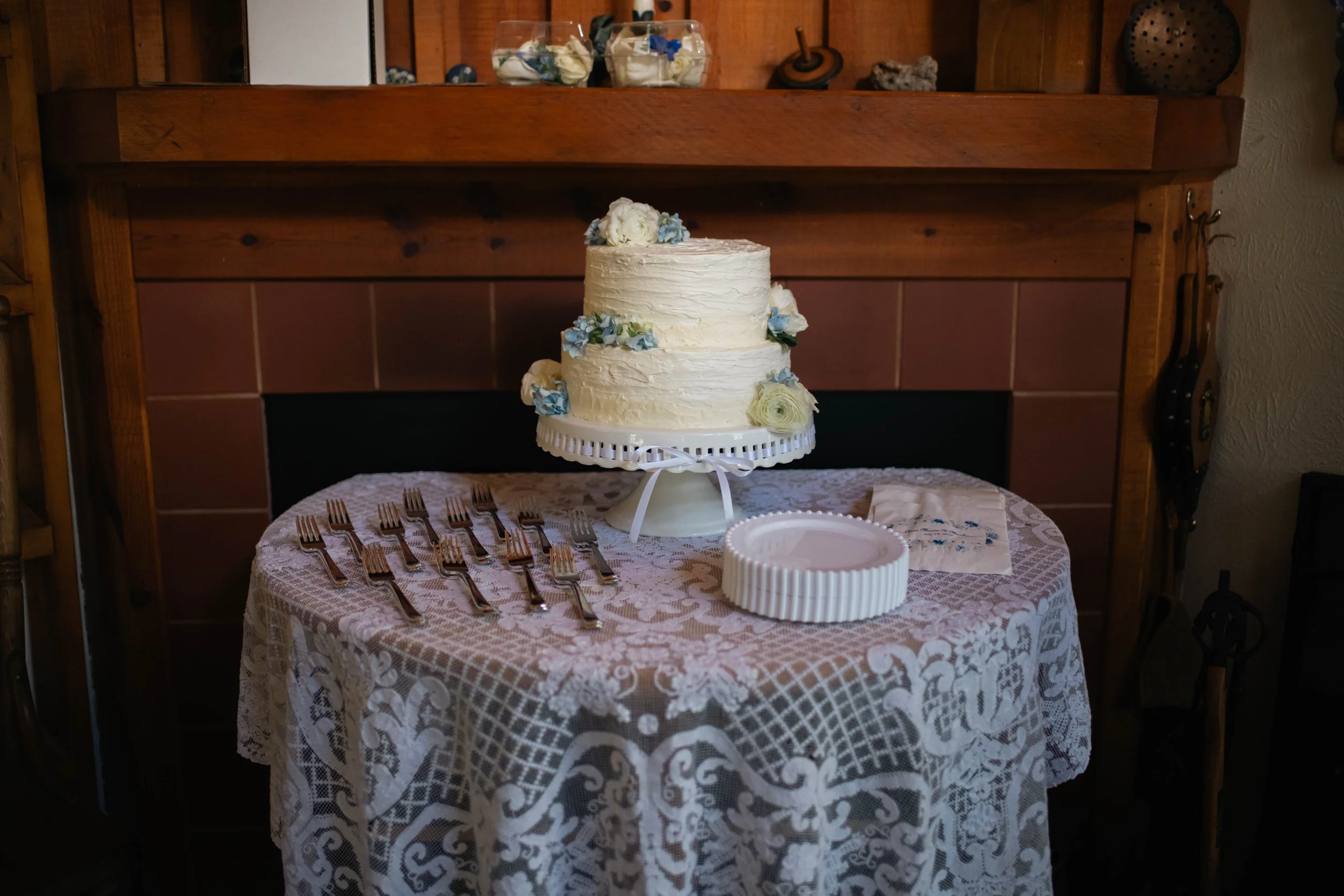 Detail shot of the wedding cake at an outdoor wedding in Albuquerque New Mexico