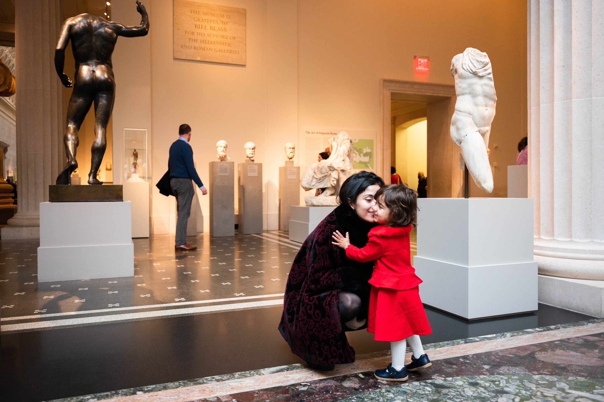 Mother and daughter embracing during a family photo session at the Metropolitan Museum of Art in NYC