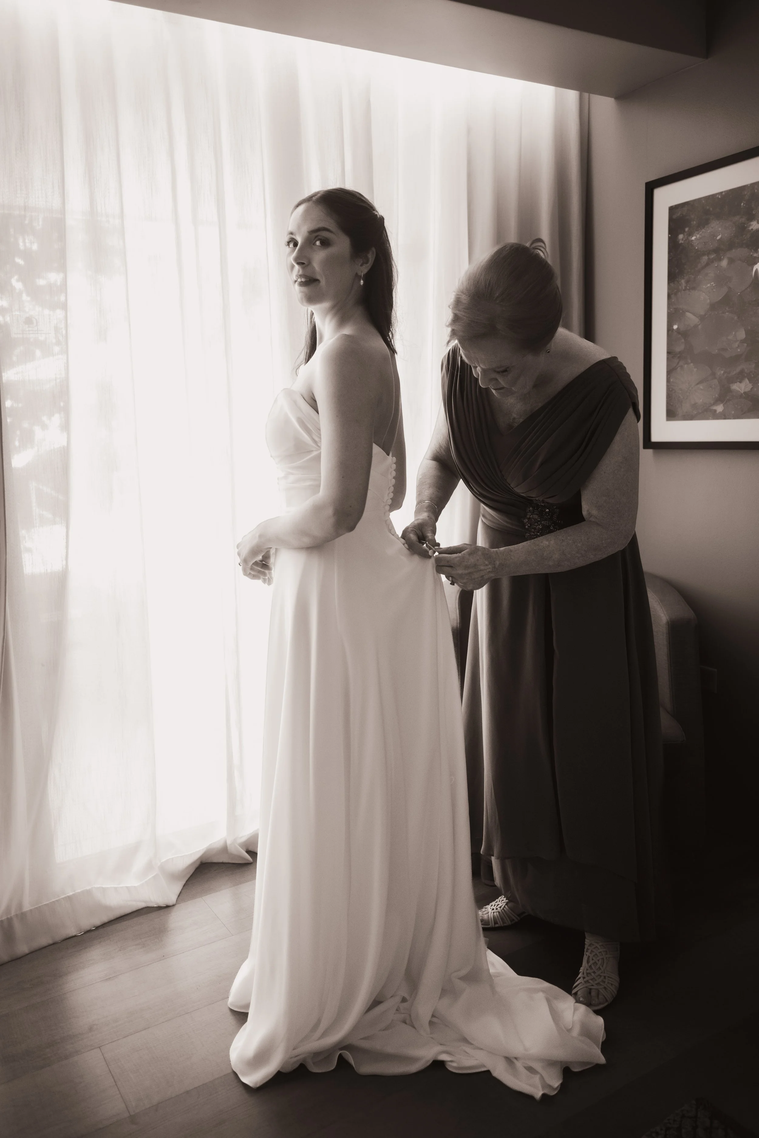 mother-buttoning-bride-dress-black-and-white-mapr-san-juan-puerto-rico-wedding.jpg