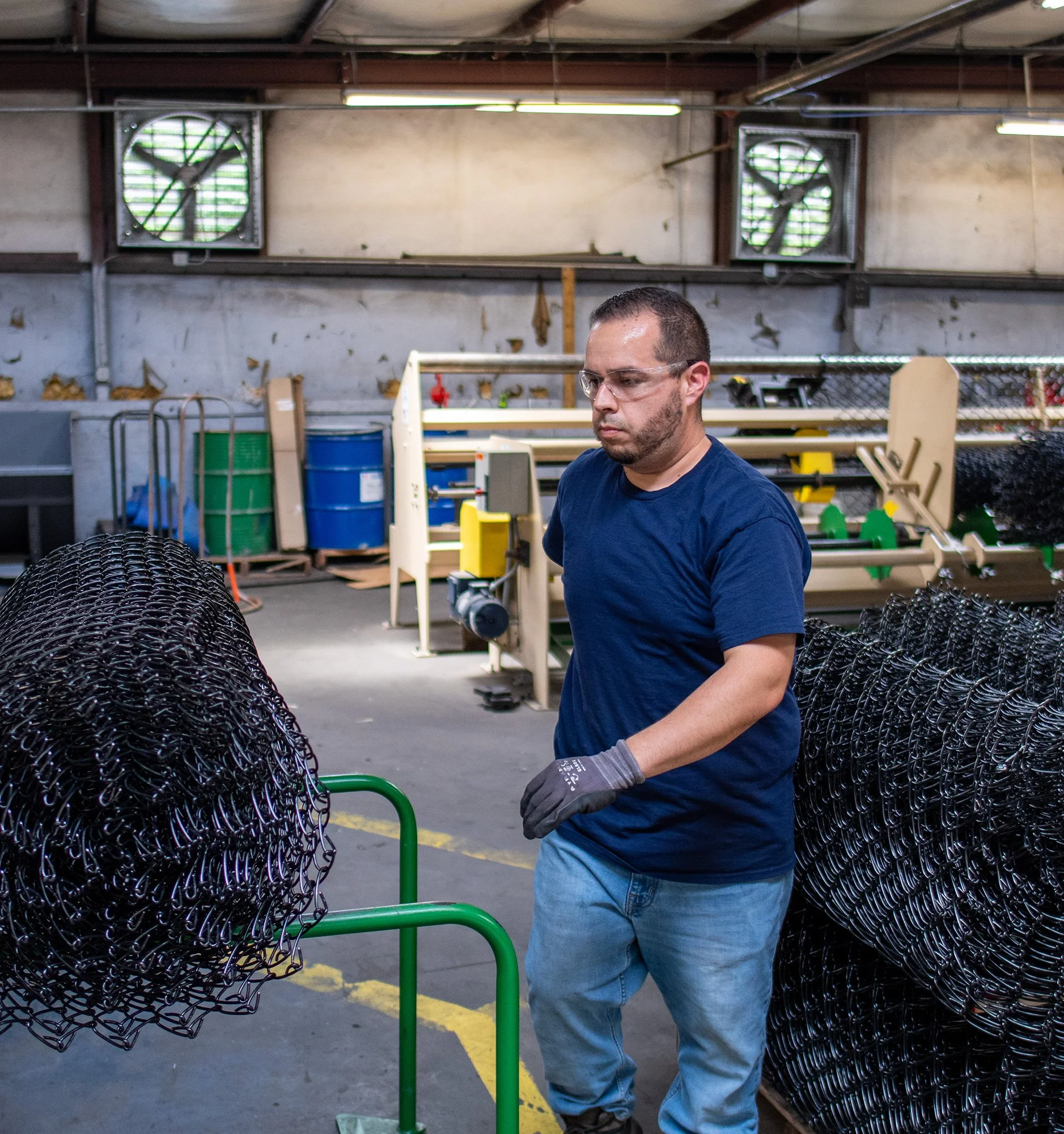 worker in chain link fence manufacturer