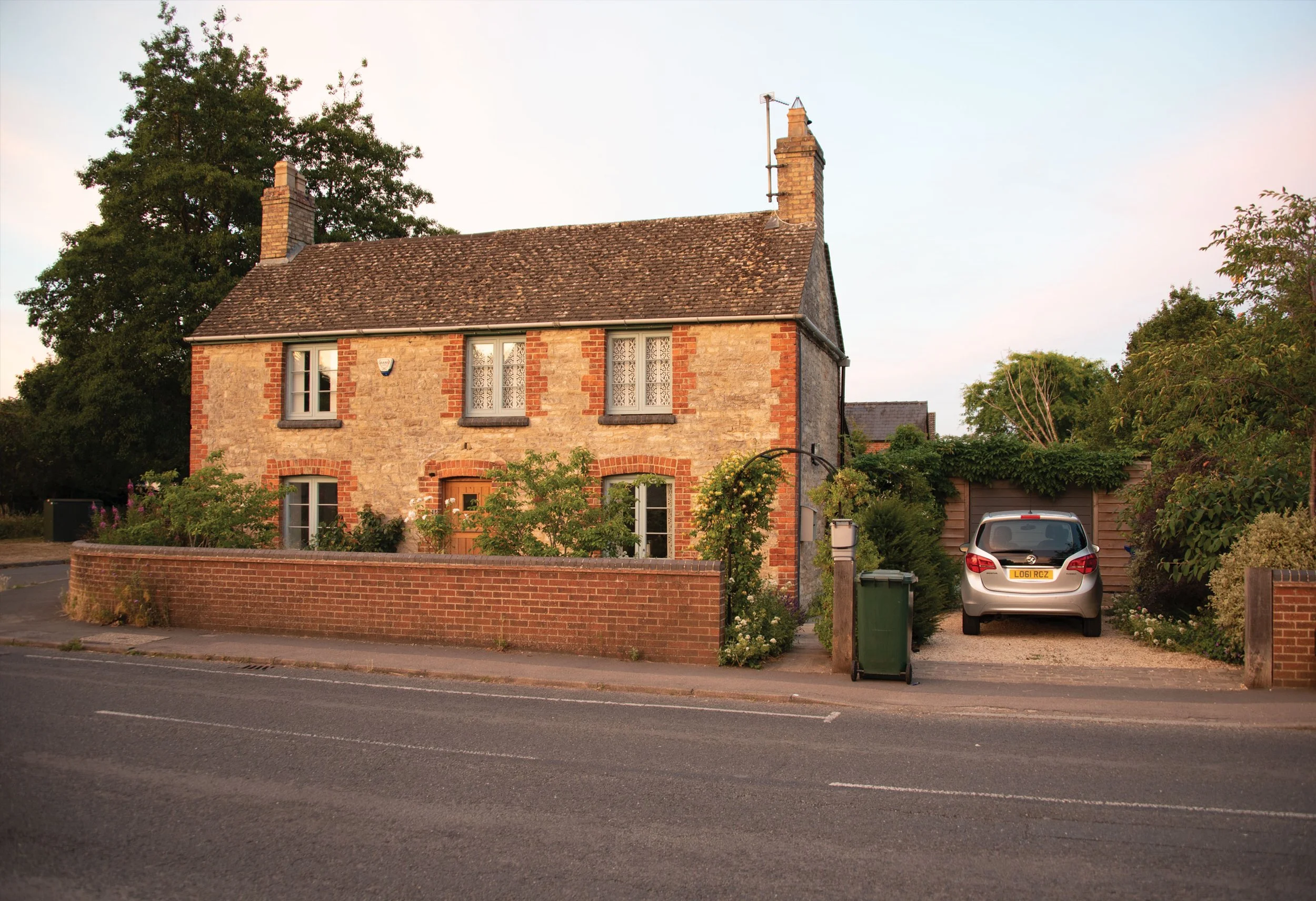Front garden planting around the historic Oxfordshire house, with multi-stem Amelanchier creating structure amongst perennial planting.
